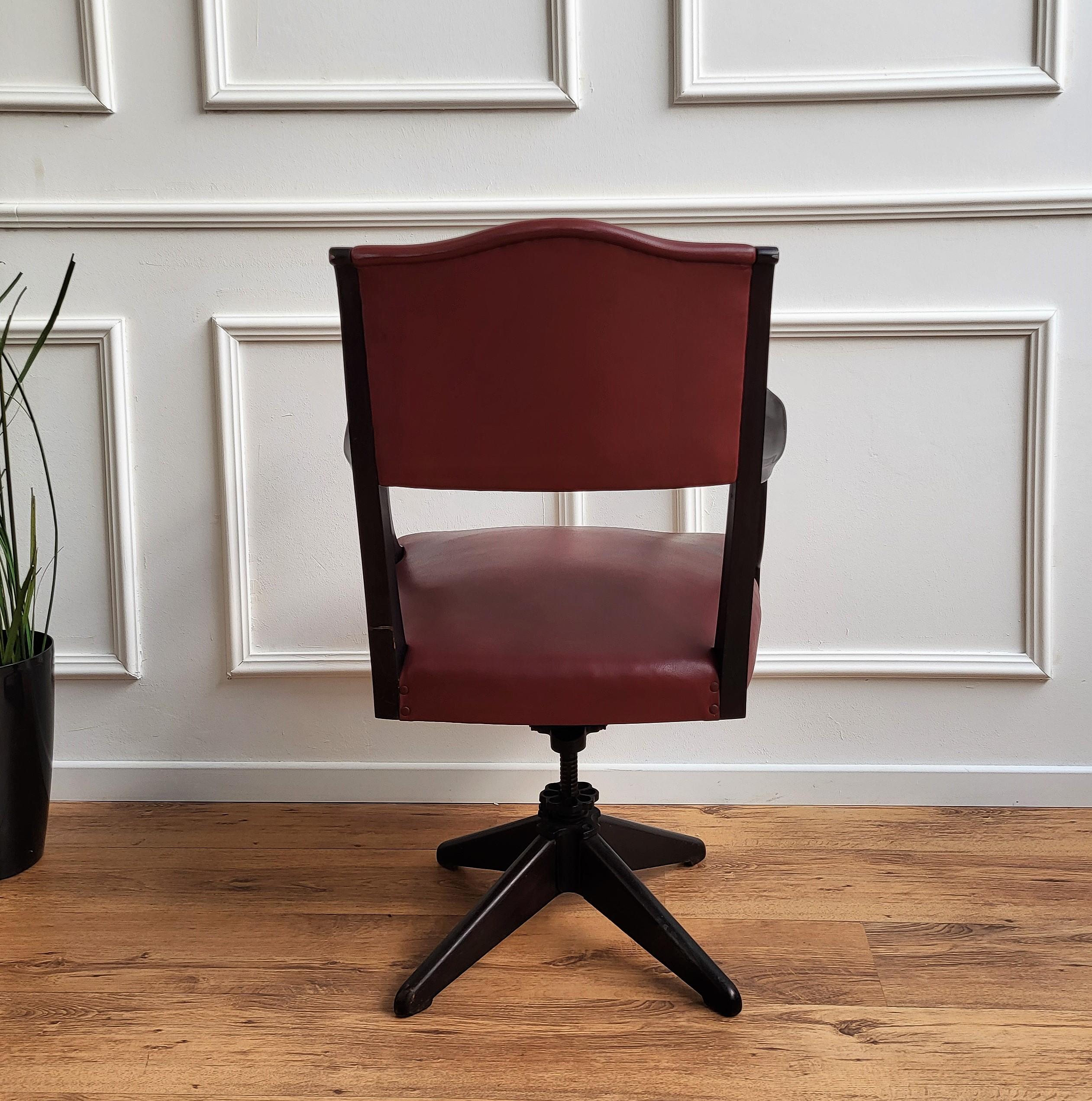 20ième siècle 1970 Italian Bordeaux Leather & Wood Open Arm Turning Office Desk Chair en vente