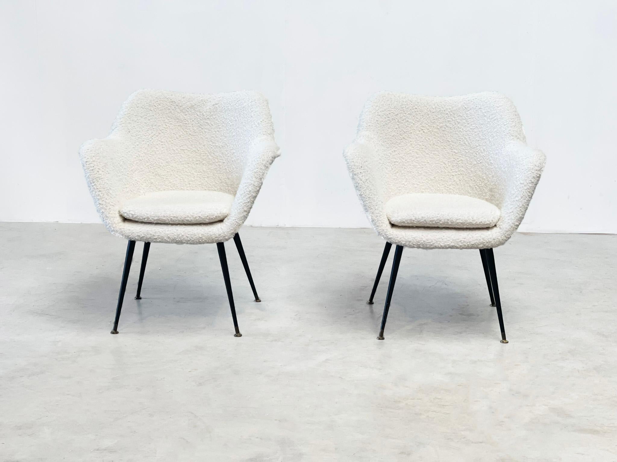 Quelle belle paire de chaises longues. Ces chaises longues ont probablement été fabriquées dans les années 1970 aux Pays-Bas. 

 

Malheureusement, nous ne pouvons pas dire avec certitude à 100 % d'où proviennent ces chaises longues. Ils sont