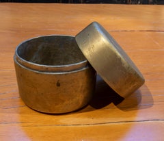 Scatola italiana degli anni '70 con coperchio in bronzo firmata dall'artista Esa Fedrigolli