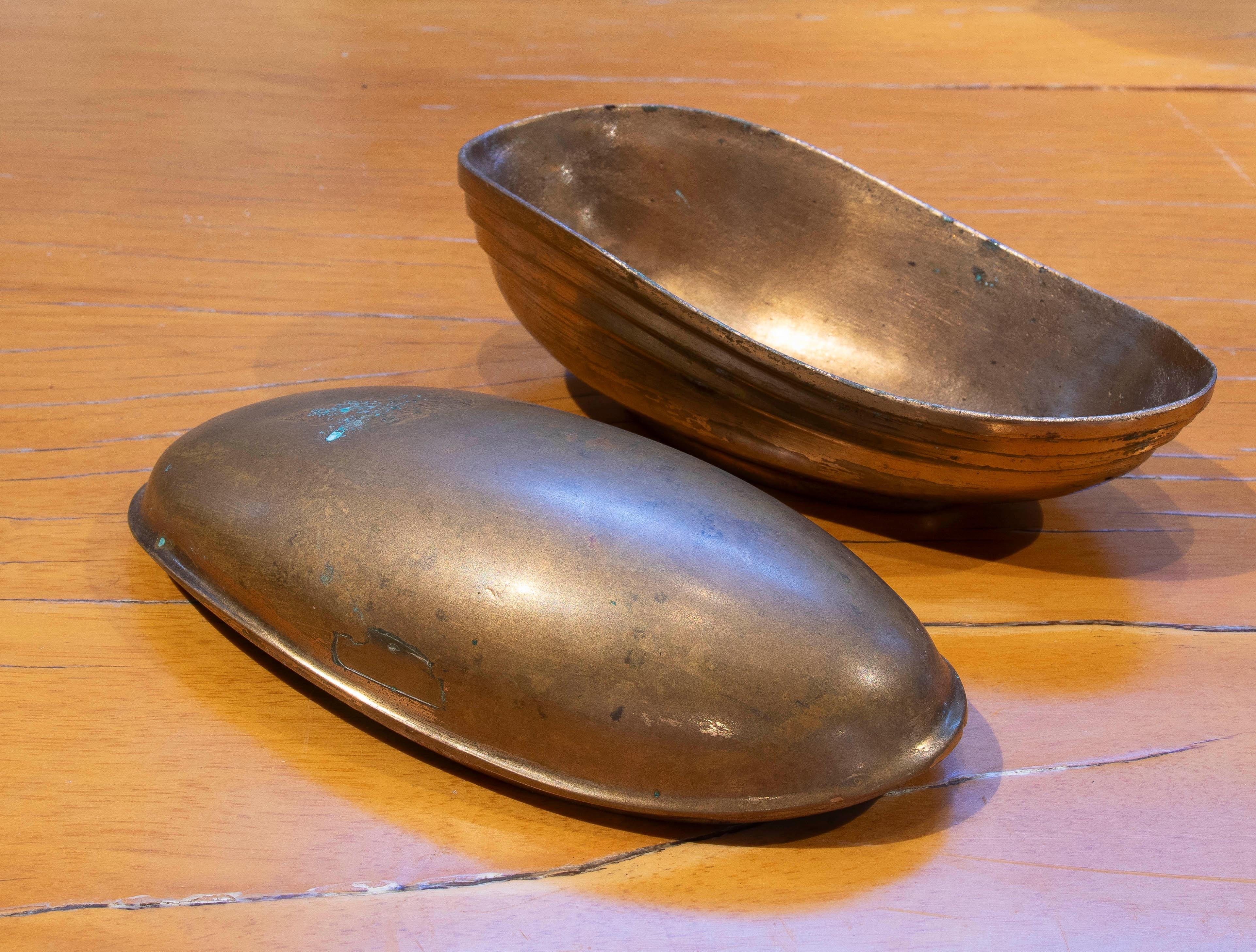 Caja italiana de los años 70 con tapa de bronce firmada por el artista Esa Fedrigolli Italiano en venta