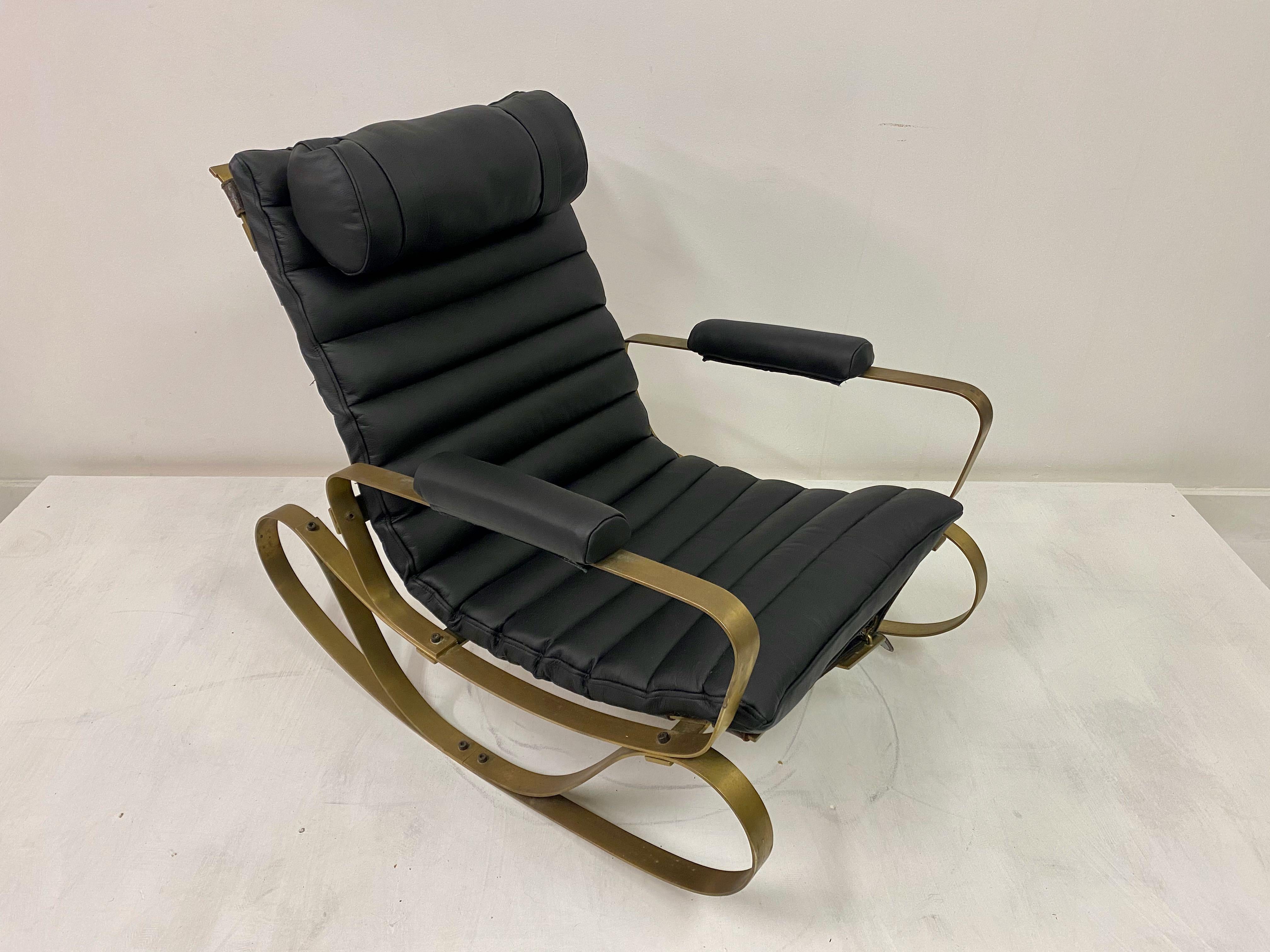 1970s Italian Brass and Black Leather Rocking Chair by Luciano Frigerio For Sale 7