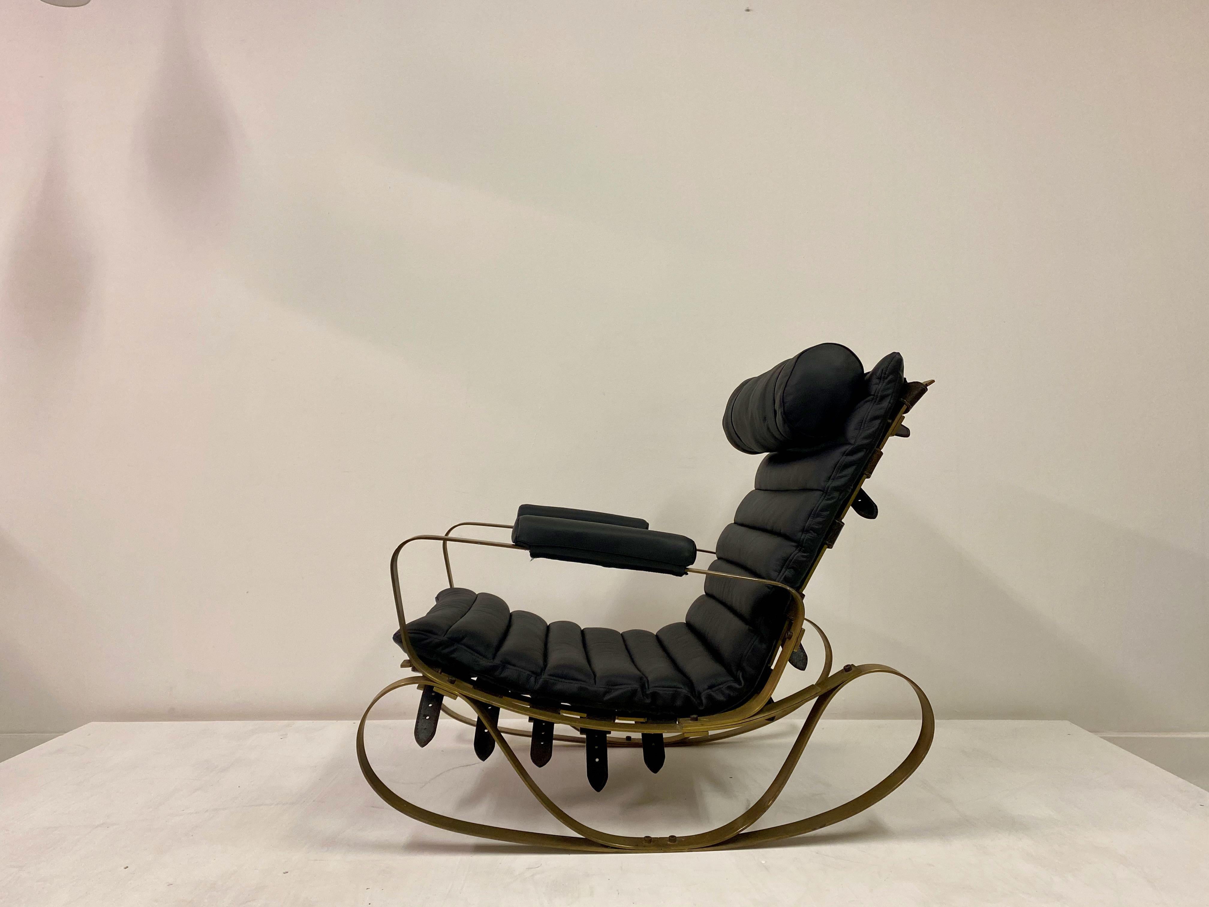 1970s Italian Brass and Black Leather Rocking Chair by Luciano Frigerio In Good Condition For Sale In London, London