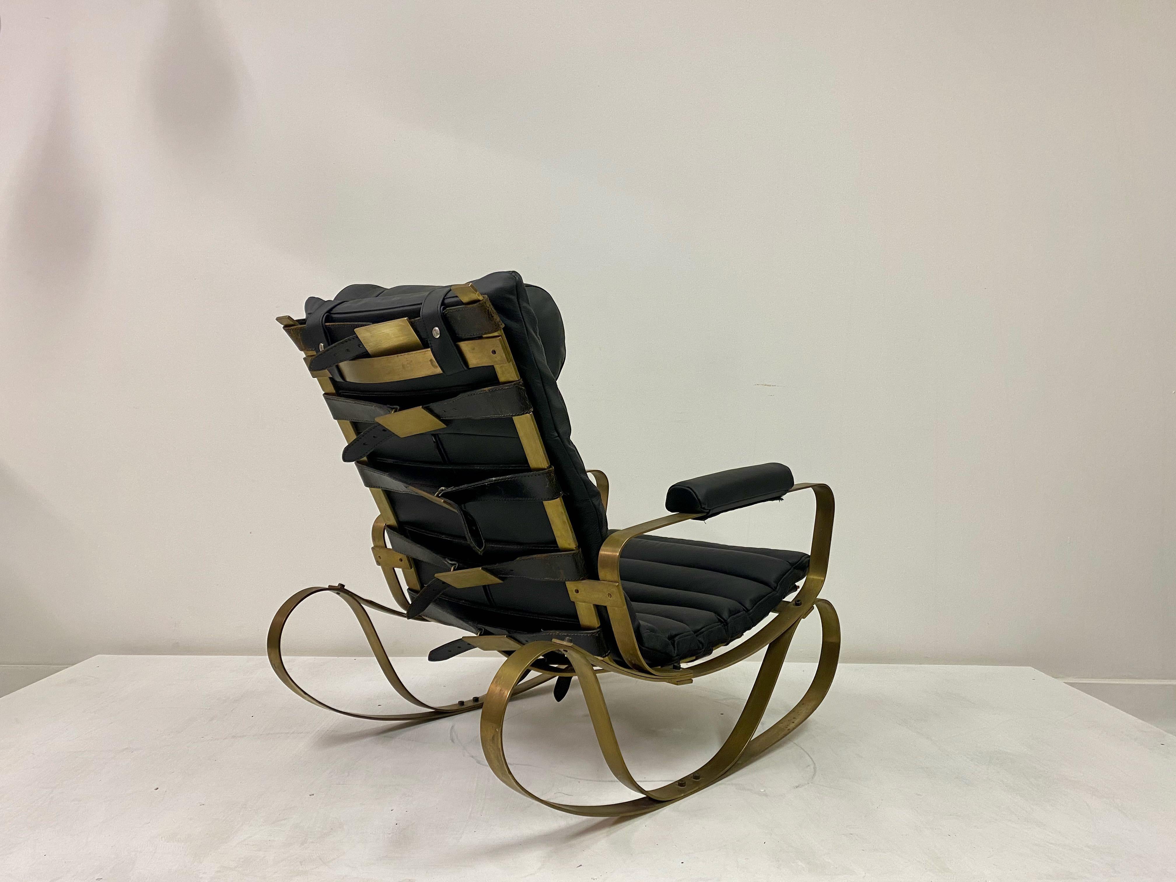 1970s Italian Brass and Black Leather Rocking Chair by Luciano Frigerio For Sale 2