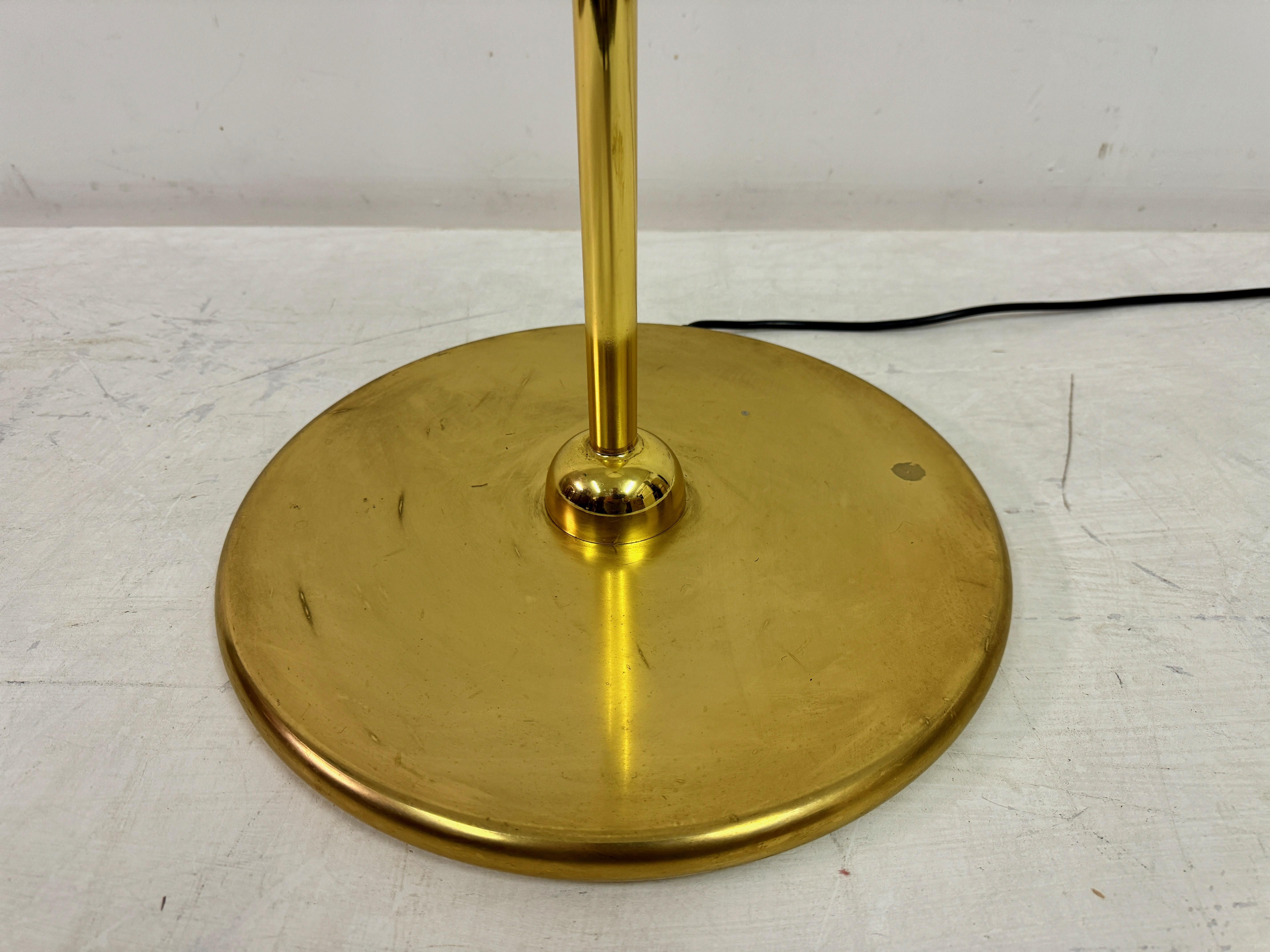 1970s Italian Brass and White Glass Floor Lamp For Sale 1