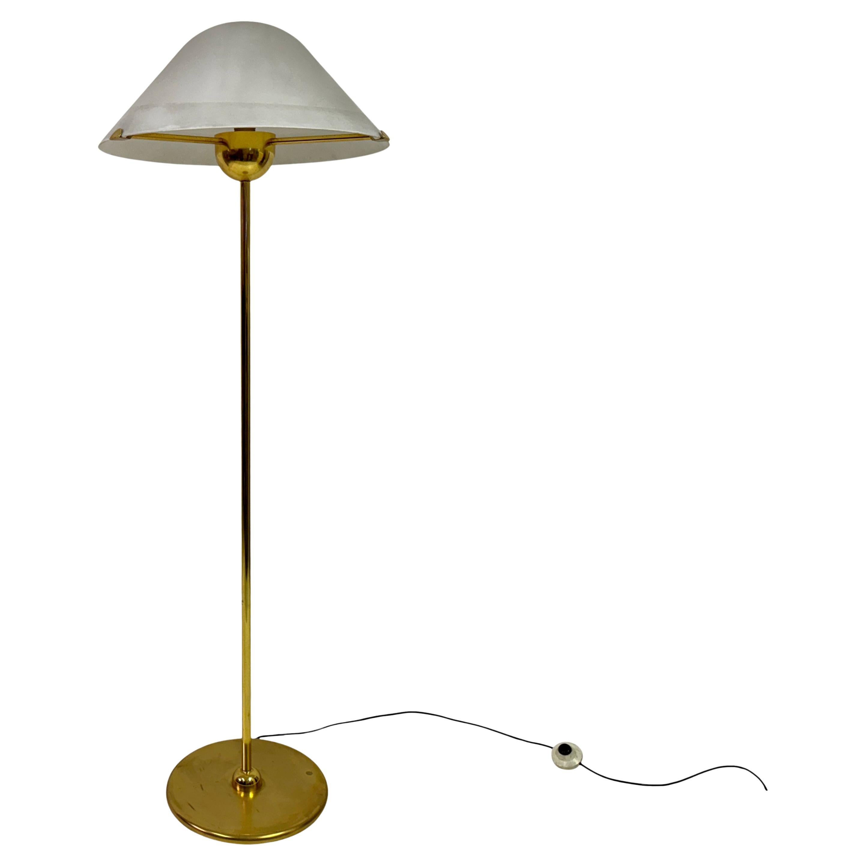 1970er Jahre Italienische Stehlampe aus Messing und weißem Glas