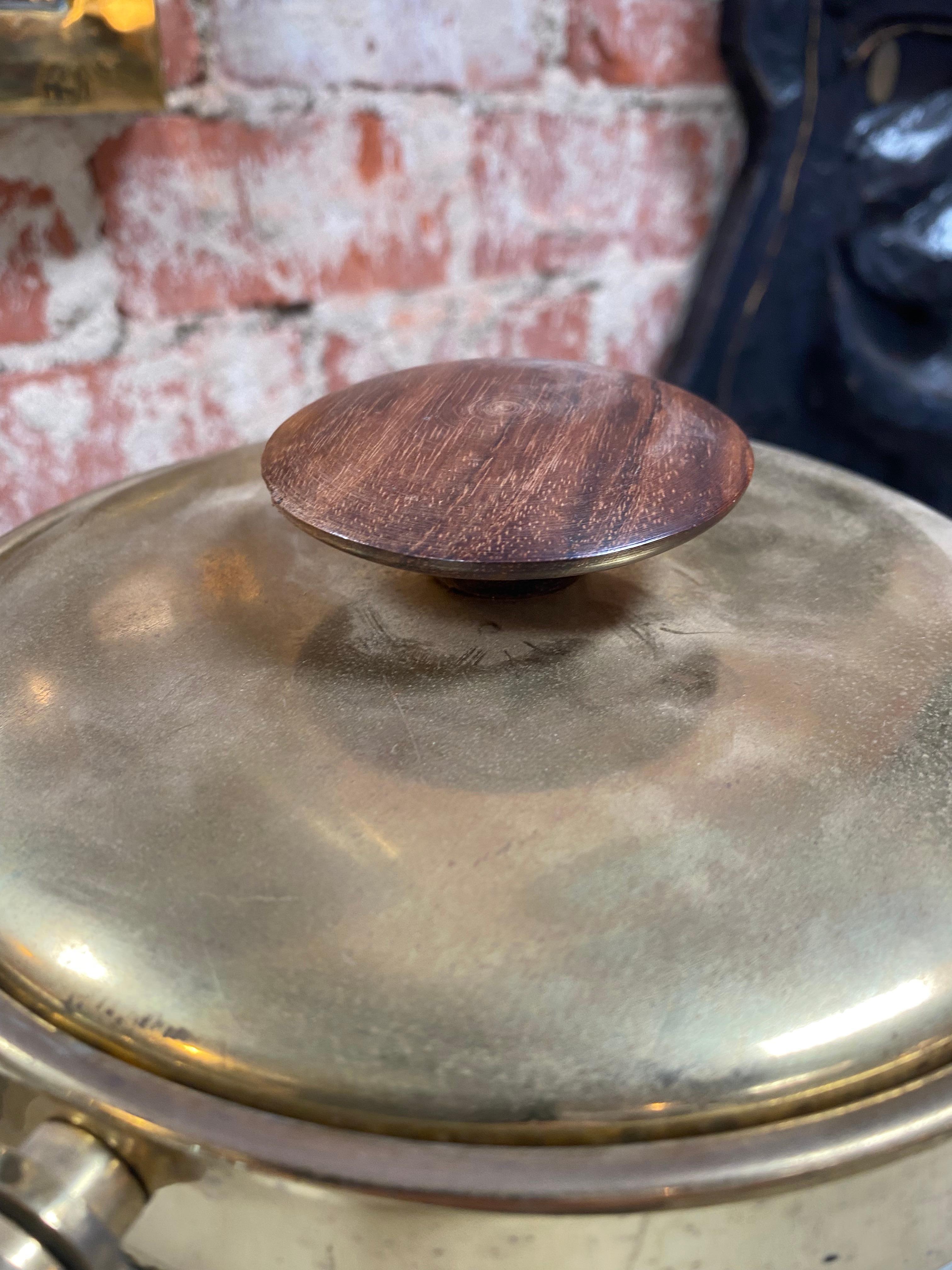 1970er Jahre Italienischer Eiskübel aus Messing und weißem Leder mit Palisanderholzgriff (Moderne) im Angebot