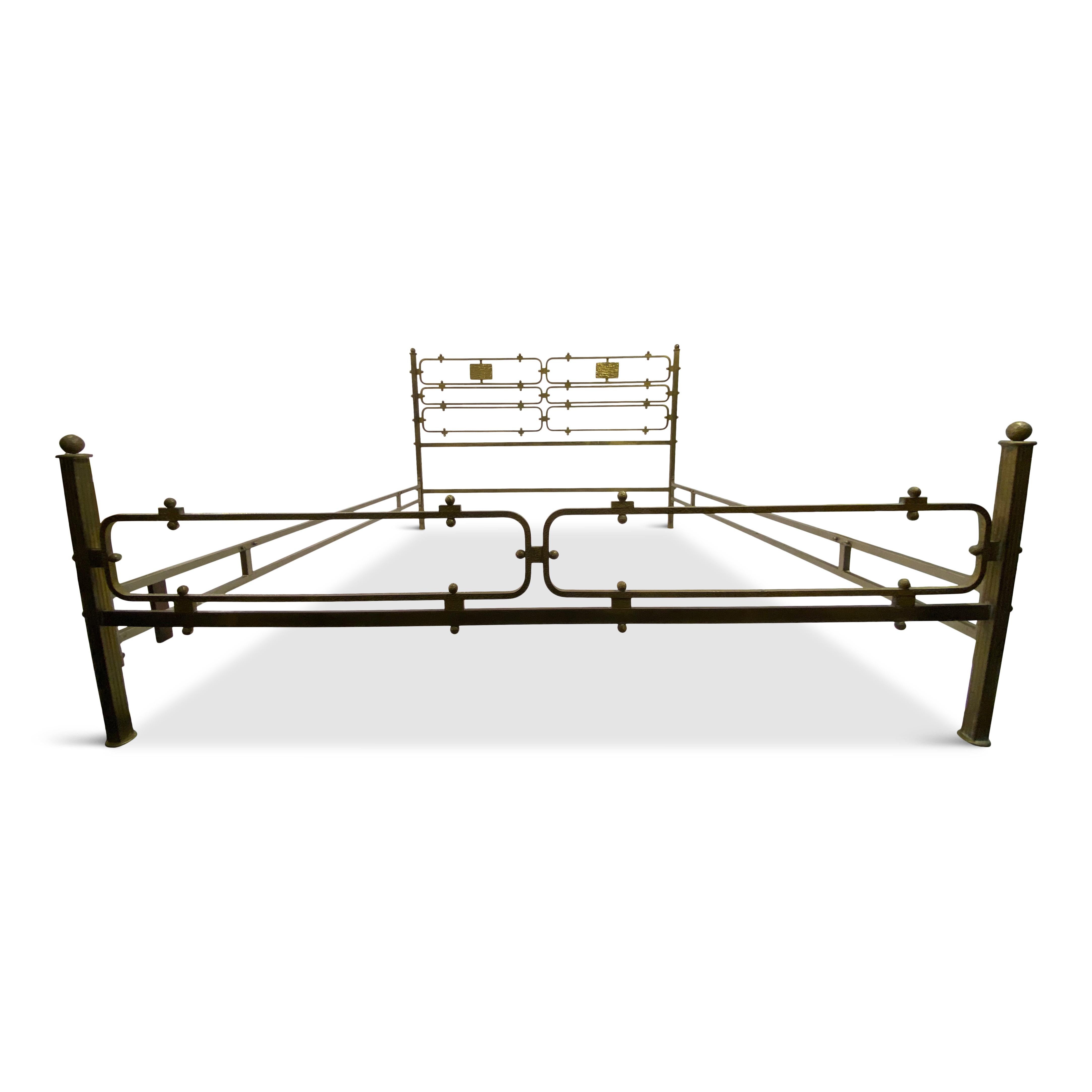 Mid-Century Modern 1970s Italian Brass Bed by Luciano Frigerio For Sale