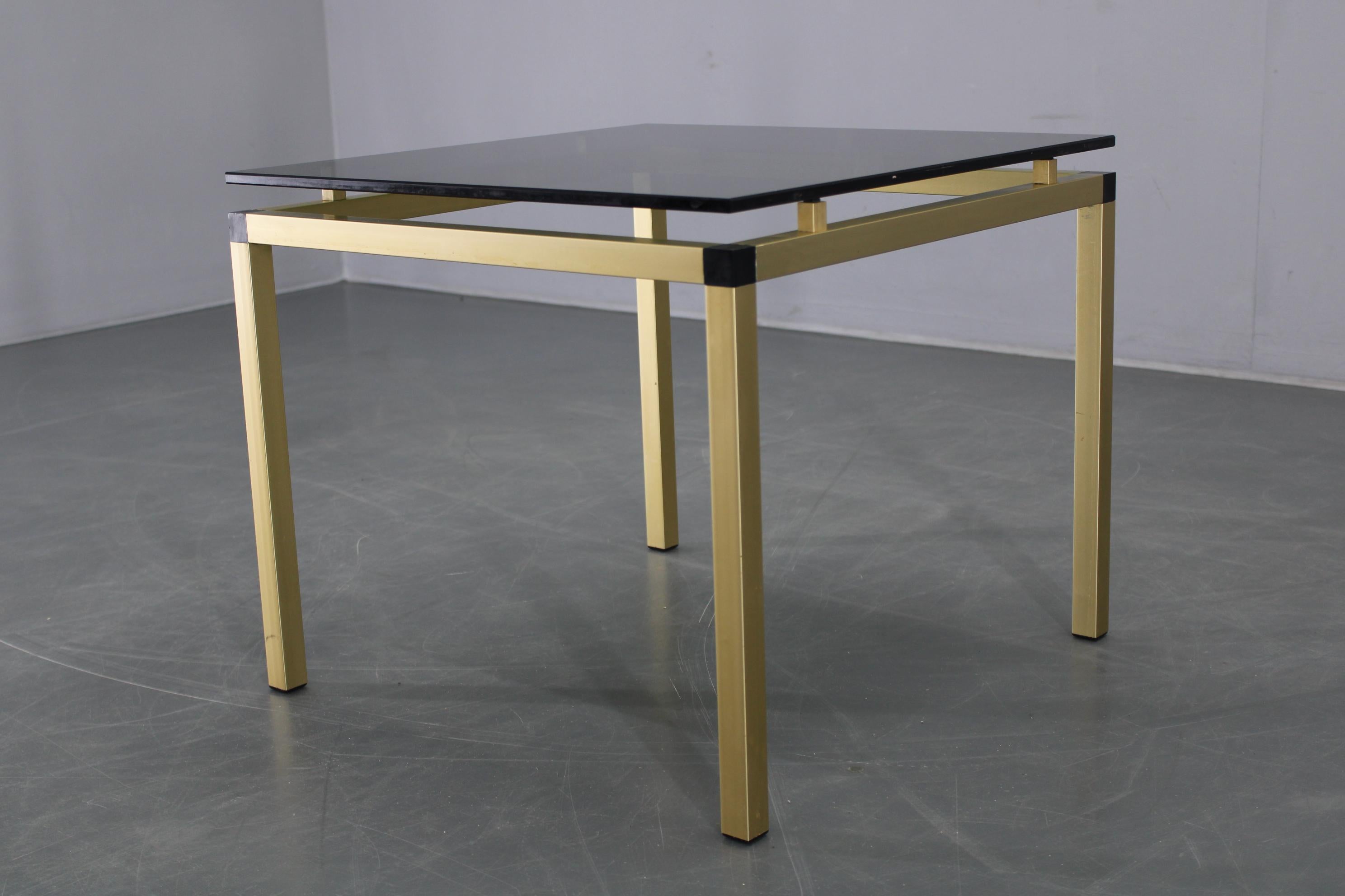 Mid-Century Modern Table basse italienne des années 1970 en laiton avec plateau en verre fumé en vente