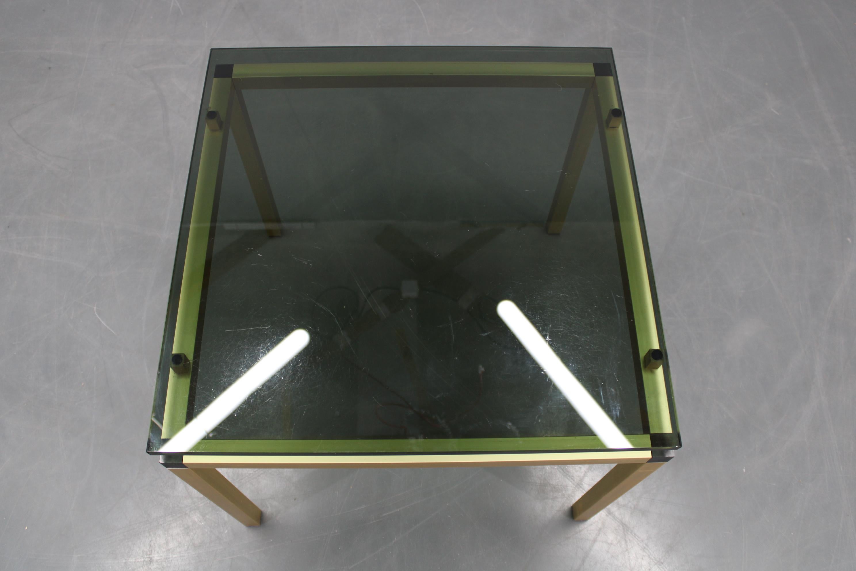 Table basse italienne des années 1970 en laiton avec plateau en verre fumé Bon état - En vente à Praha, CZ