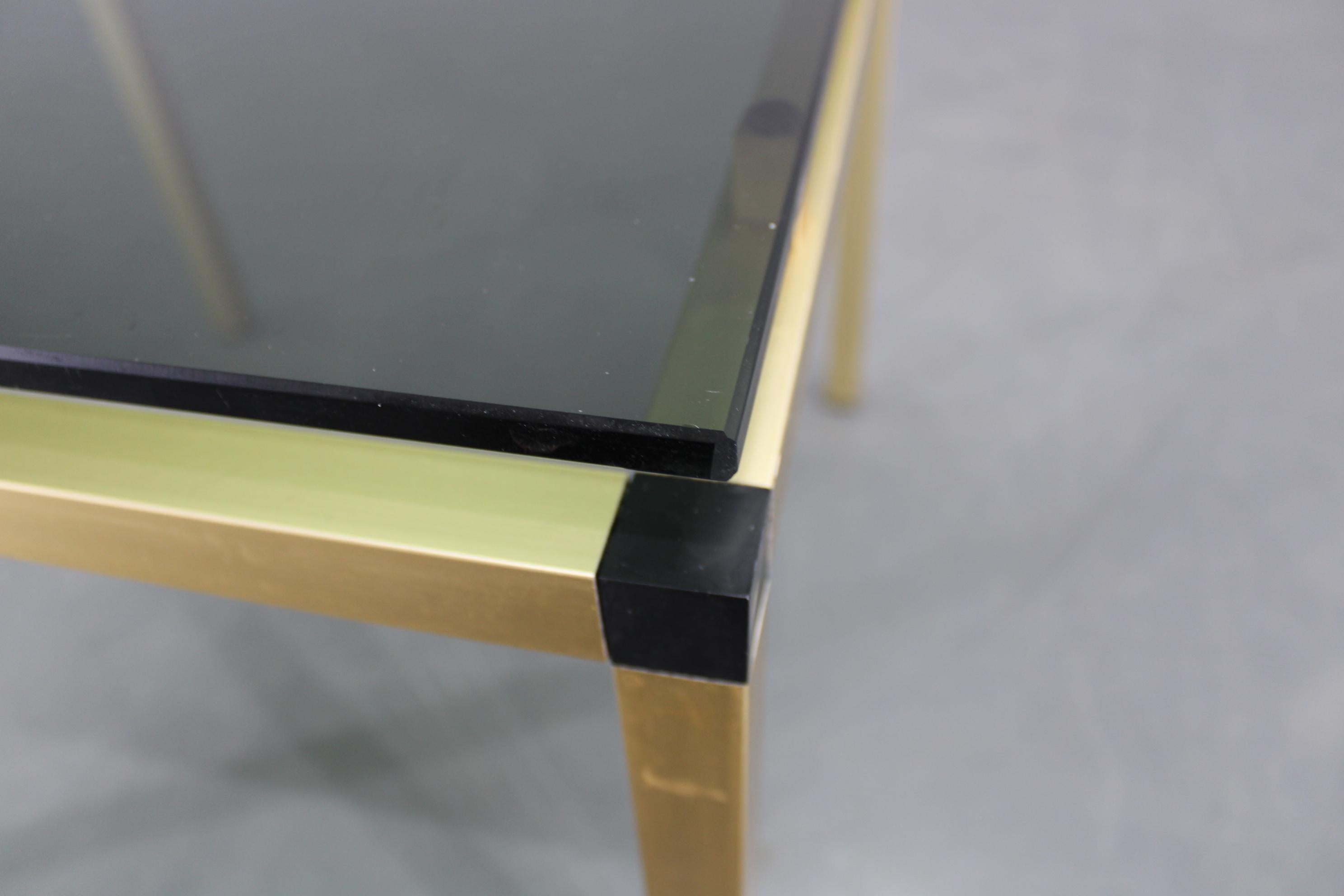 20ième siècle Table basse italienne des années 1970 en laiton avec plateau en verre fumé en vente