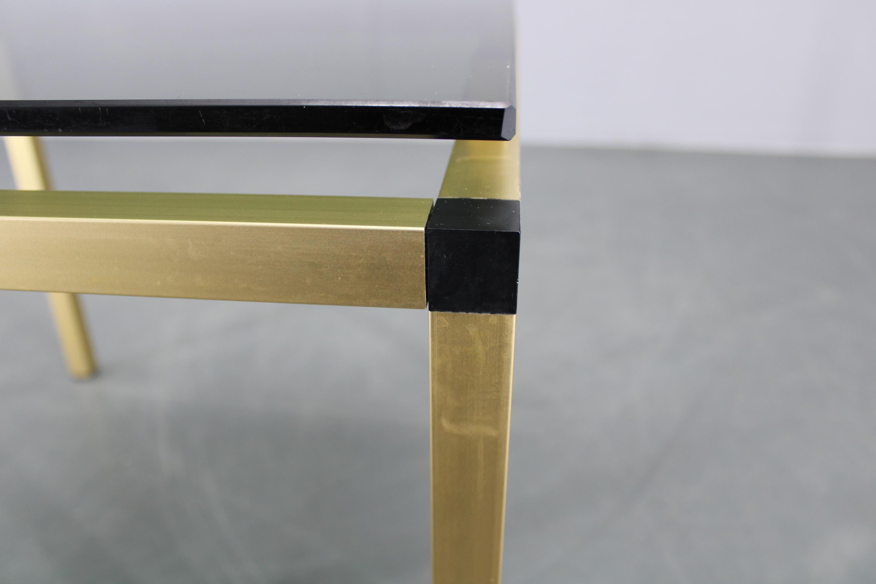 Aluminium Table basse italienne des années 1970 en laiton avec plateau en verre fumé en vente