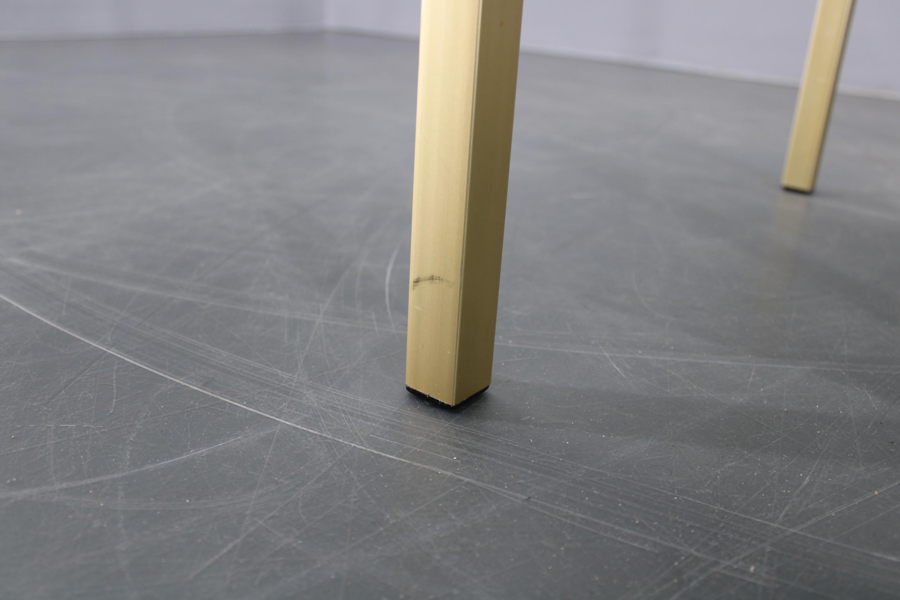 Table basse italienne des années 1970 en laiton avec plateau en verre fumé en vente 1