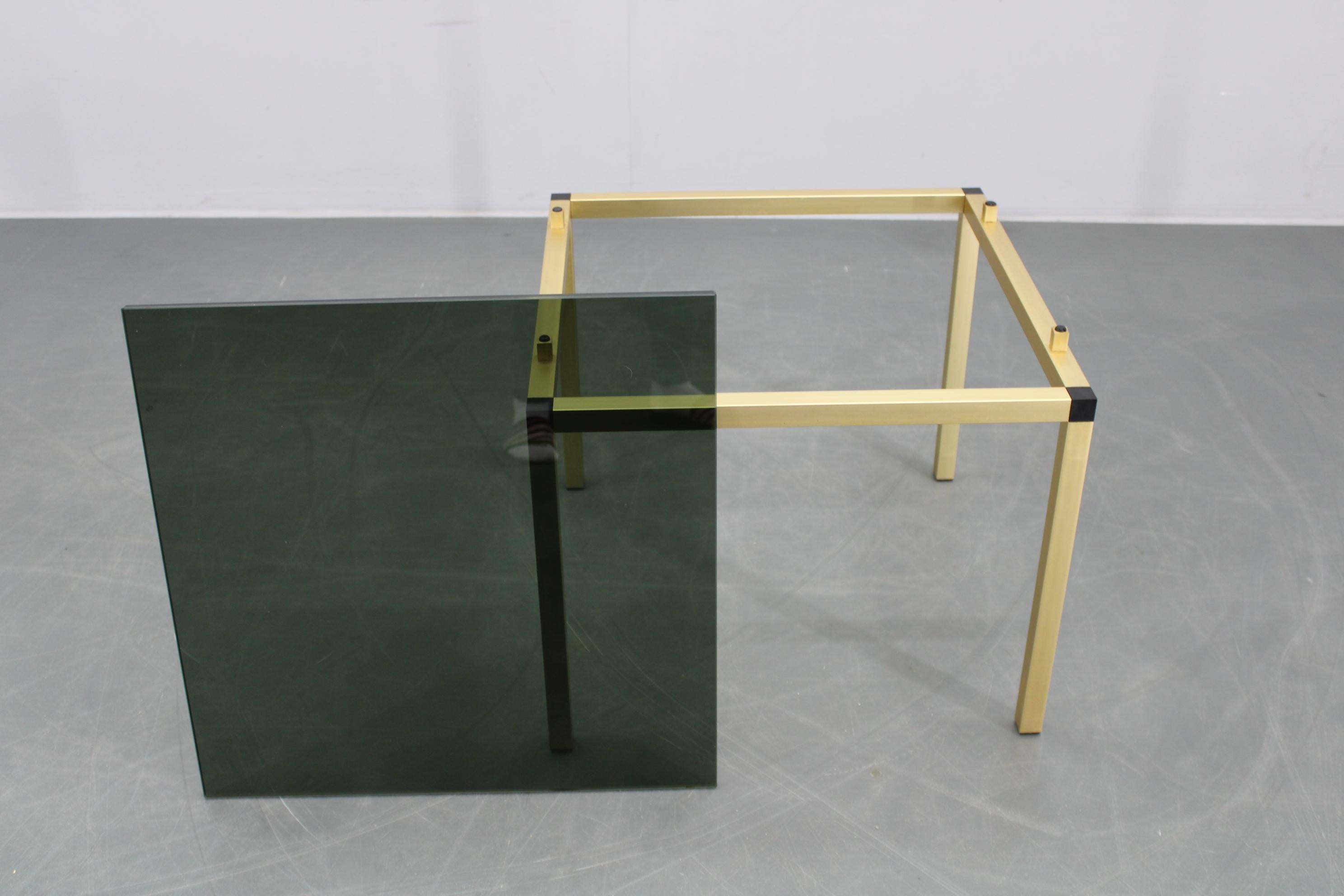 Table basse italienne des années 1970 en laiton avec plateau en verre fumé en vente 3