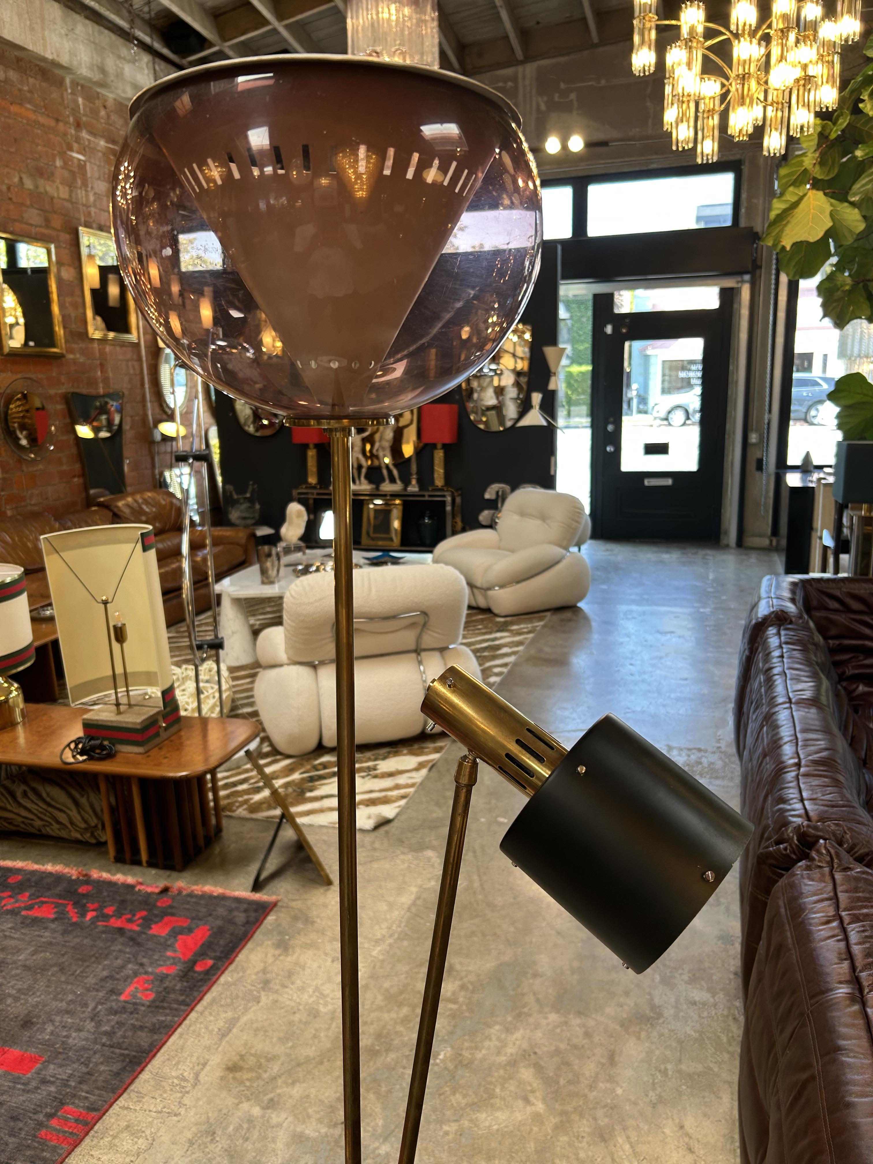 Mid-Century moderno Lampada da terra italiana anni '70 in ottone con vetro fumé e faretto regolabile in vendita
