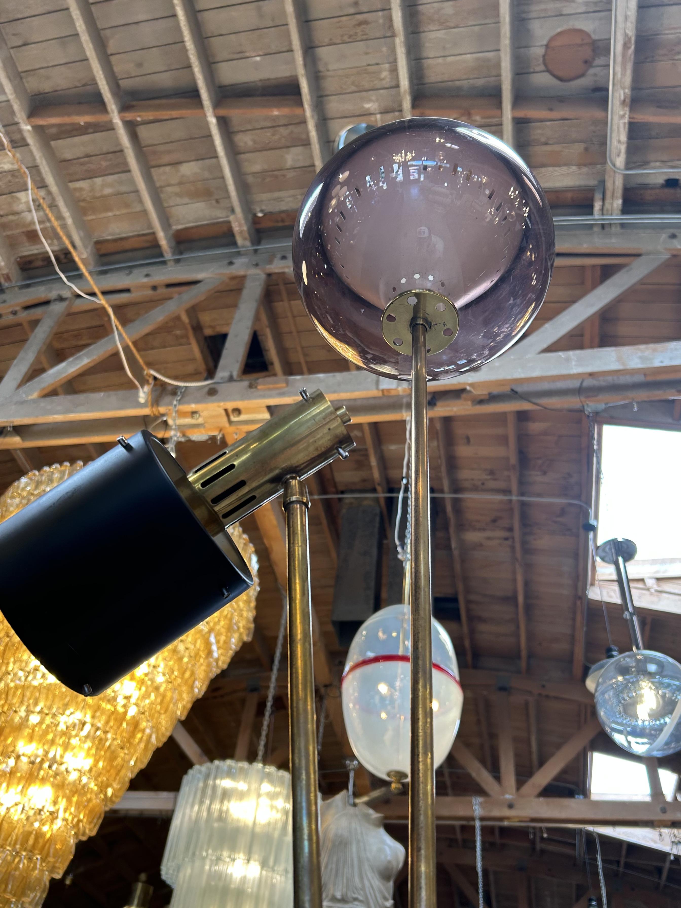 Lampada da terra italiana anni '70 in ottone con vetro fumé e faretto regolabile in vendita 1