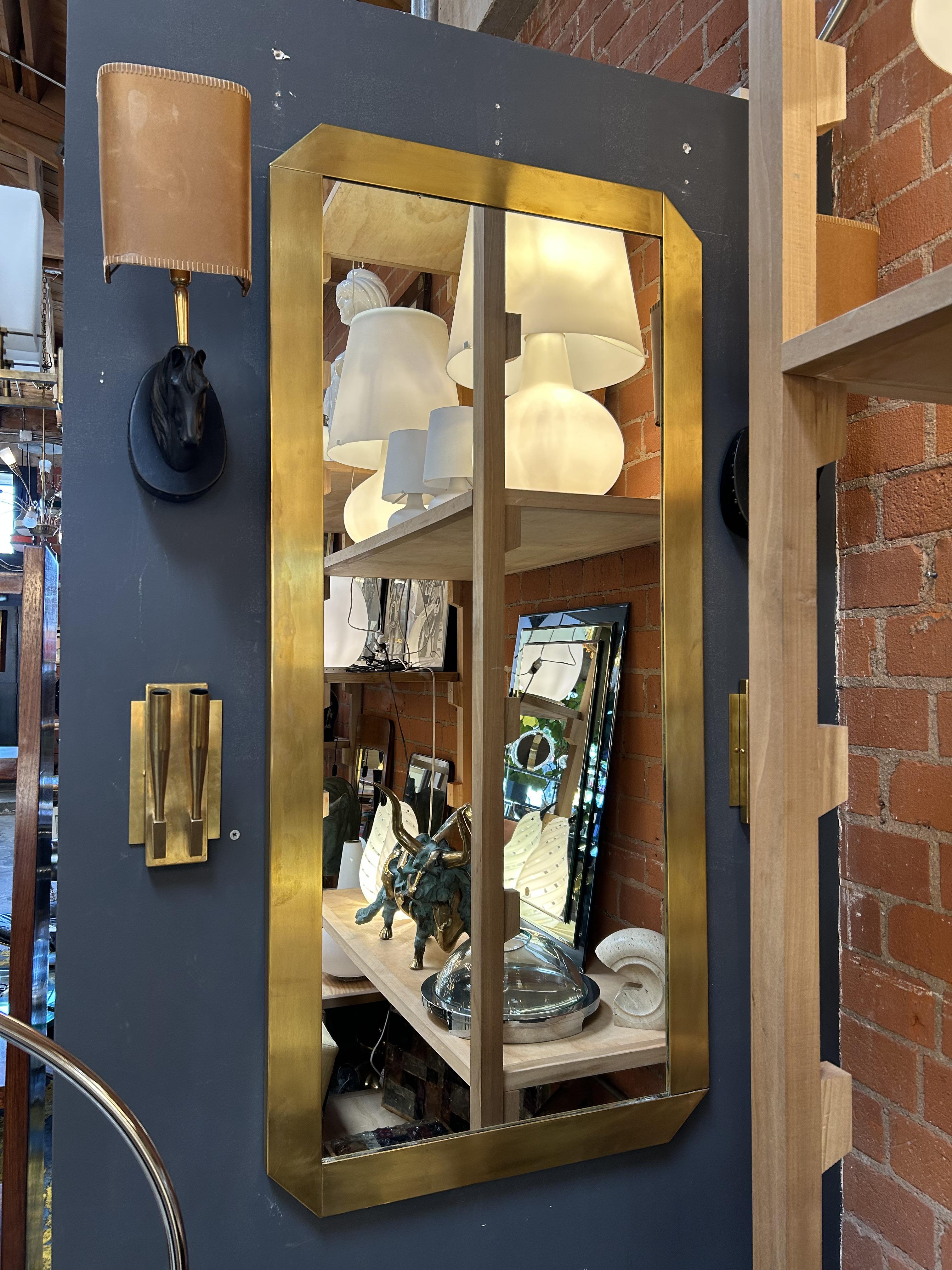 Italiano Specchio geometrico con cornice in ottone italiano degli anni '70 in vendita