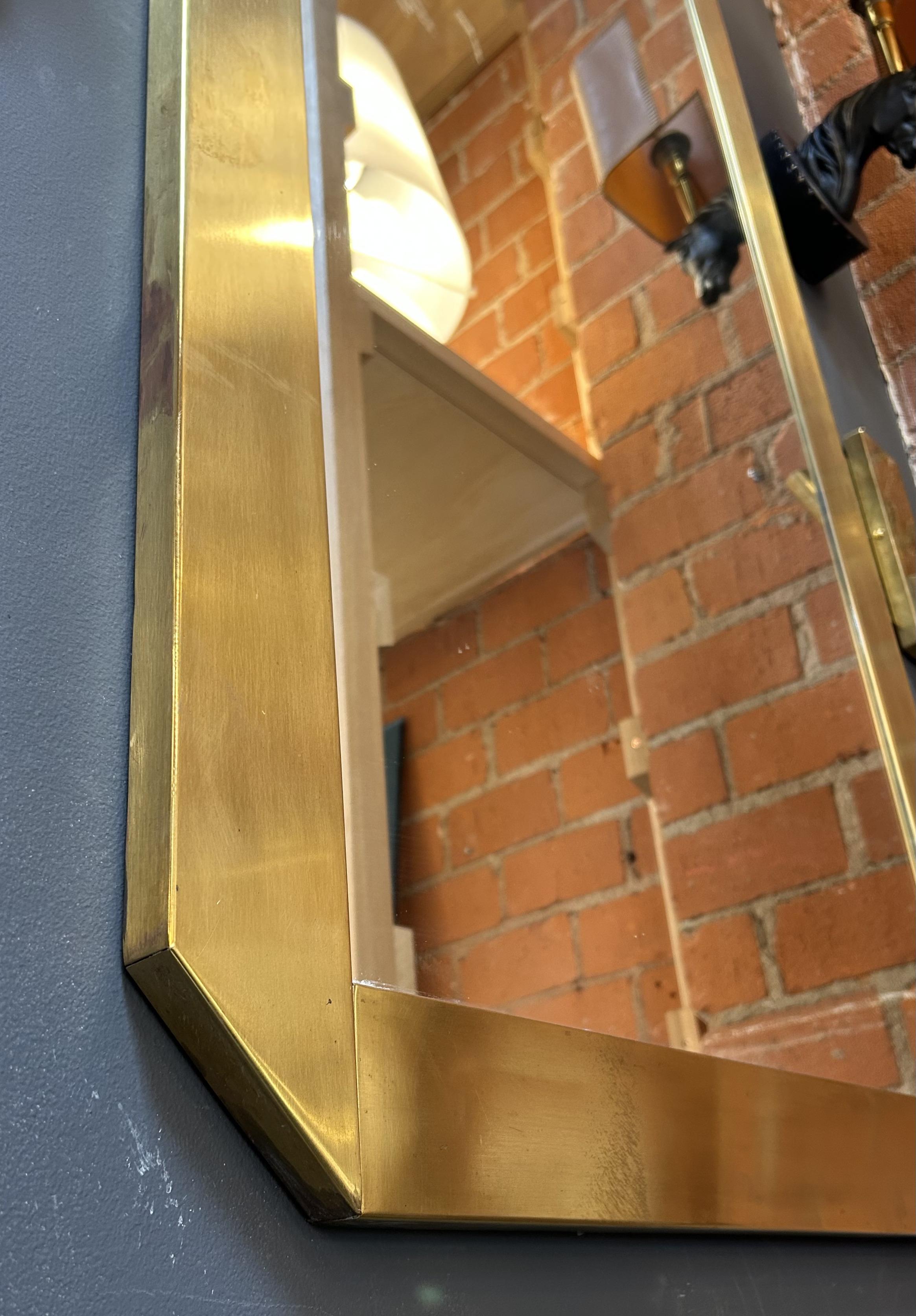 Specchio geometrico con cornice in ottone italiano degli anni '70 In condizioni buone in vendita a Los Angeles, CA