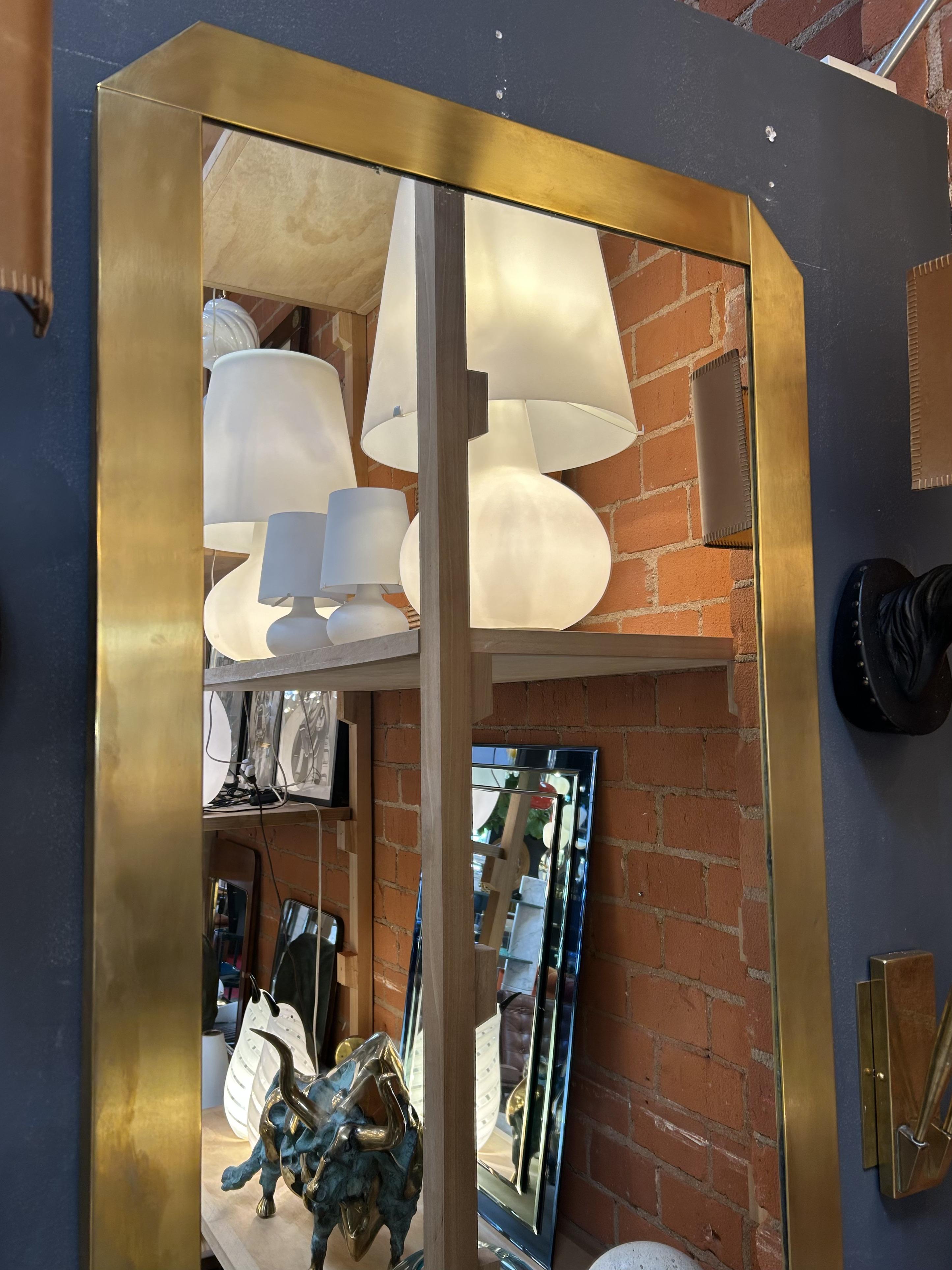 Ottone Specchio geometrico con cornice in ottone italiano degli anni '70 in vendita