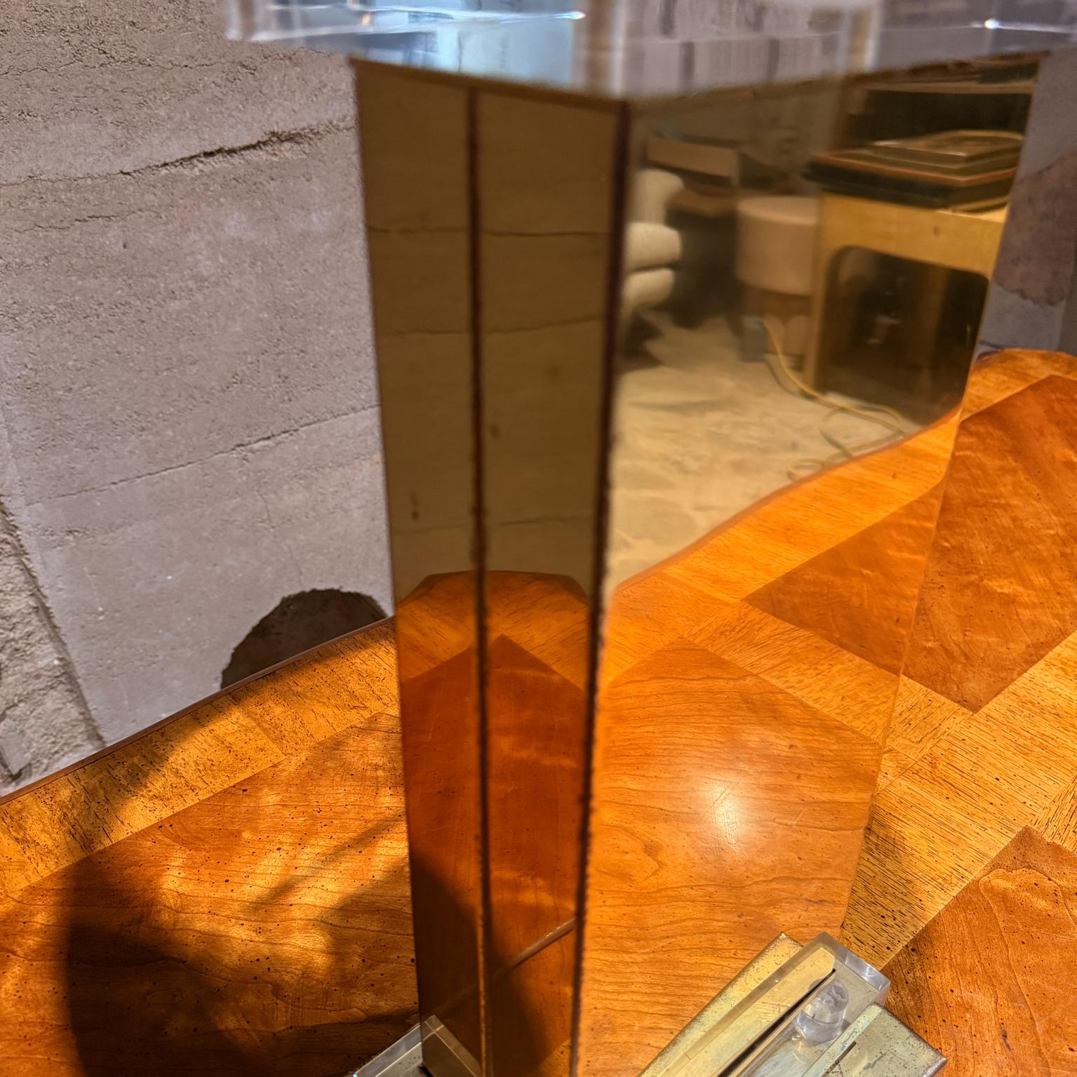 Lampada da tavolo italiana in ottone e lucite degli anni '70, stile Romeo Rega in vendita 4