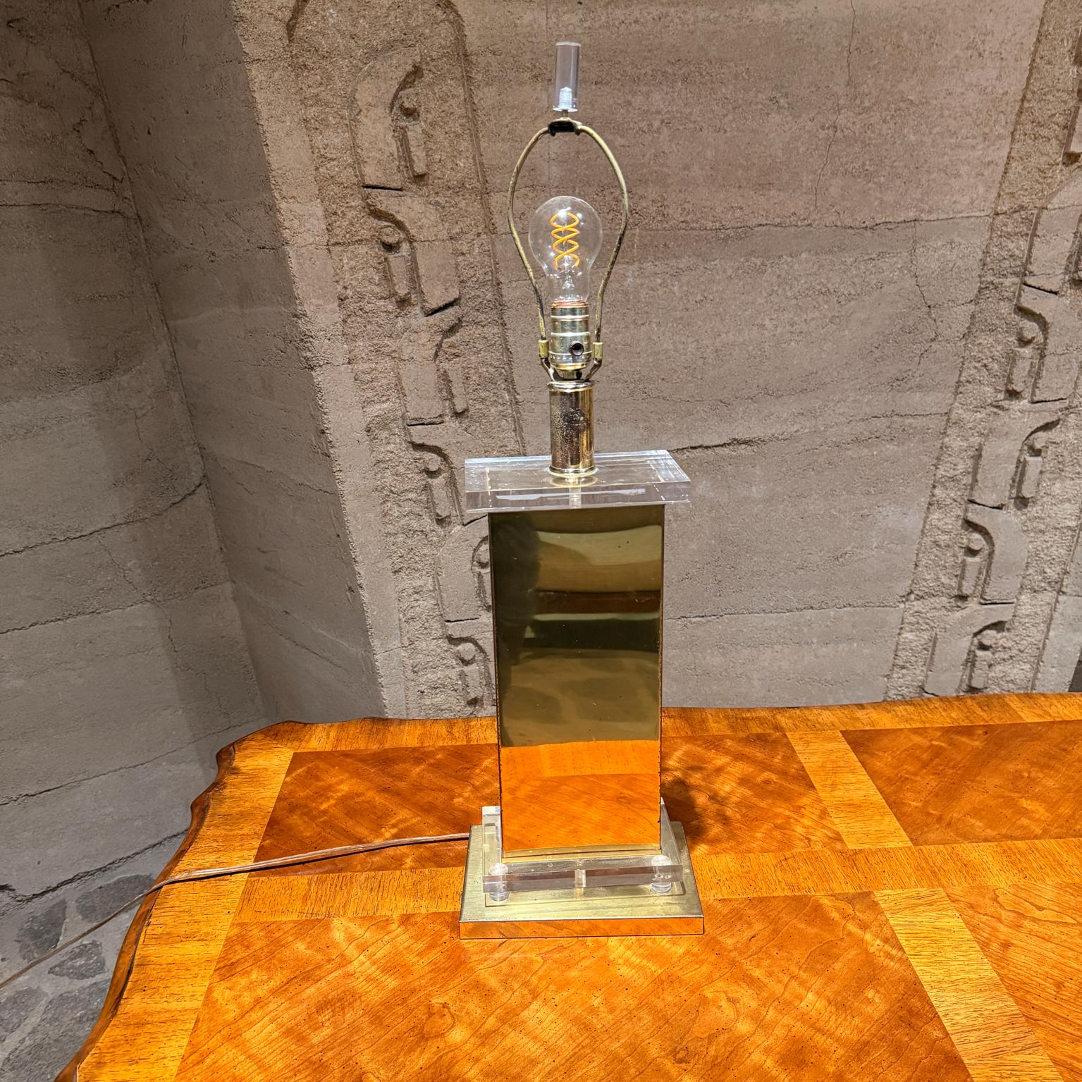 Lampada da tavolo italiana in ottone e lucite degli anni '70, stile Romeo Rega in vendita 5