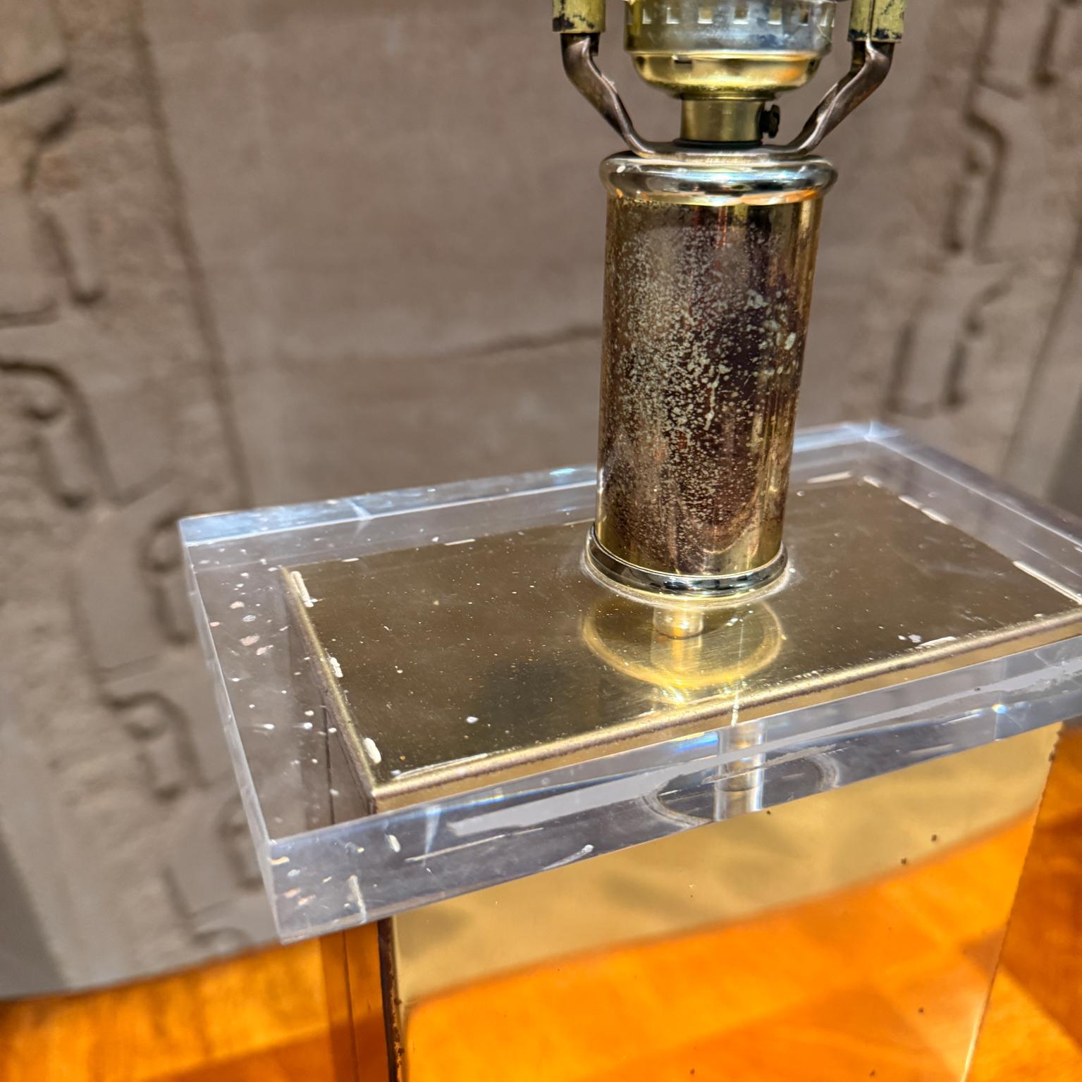 Lampada da tavolo italiana in ottone e lucite degli anni '70, stile Romeo Rega in vendita 6