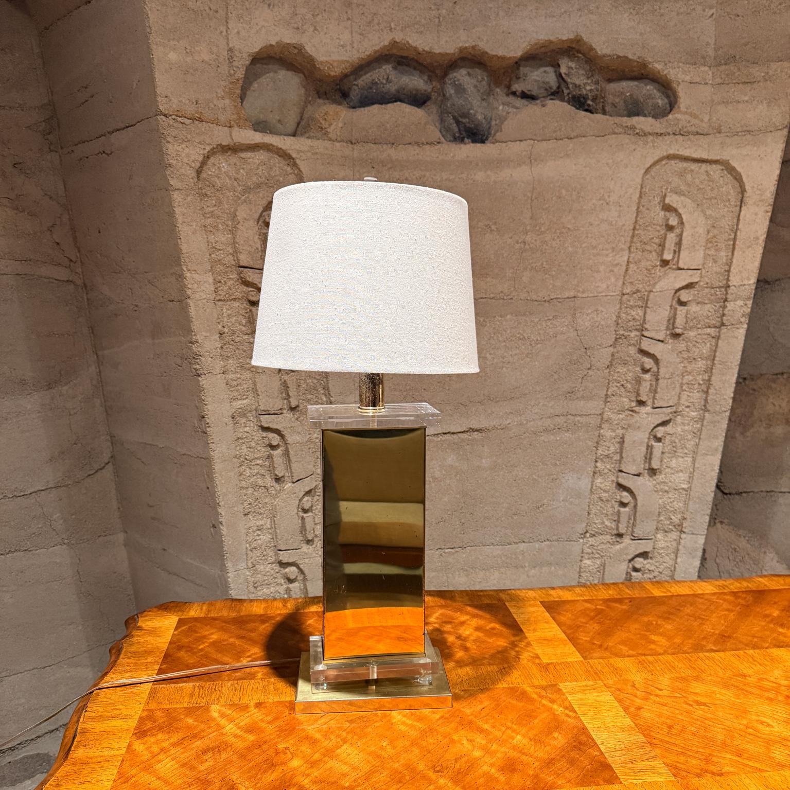 AMBIANIC presenta
Lampada da tavolo in lucite di ottone italiana sensazionale degli anni '70
nessuna etichetta
Nello stile di Romeo Rega e Willy Rizzo
23 h alla presa 9 l x 6 p
Il paralume non è incluso
Condizioni vintage originali usate
Fai