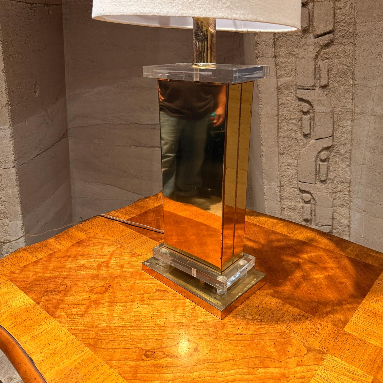Lampada da tavolo italiana in ottone e lucite degli anni '70, stile Romeo Rega In condizioni buone in vendita a Chula Vista, CA