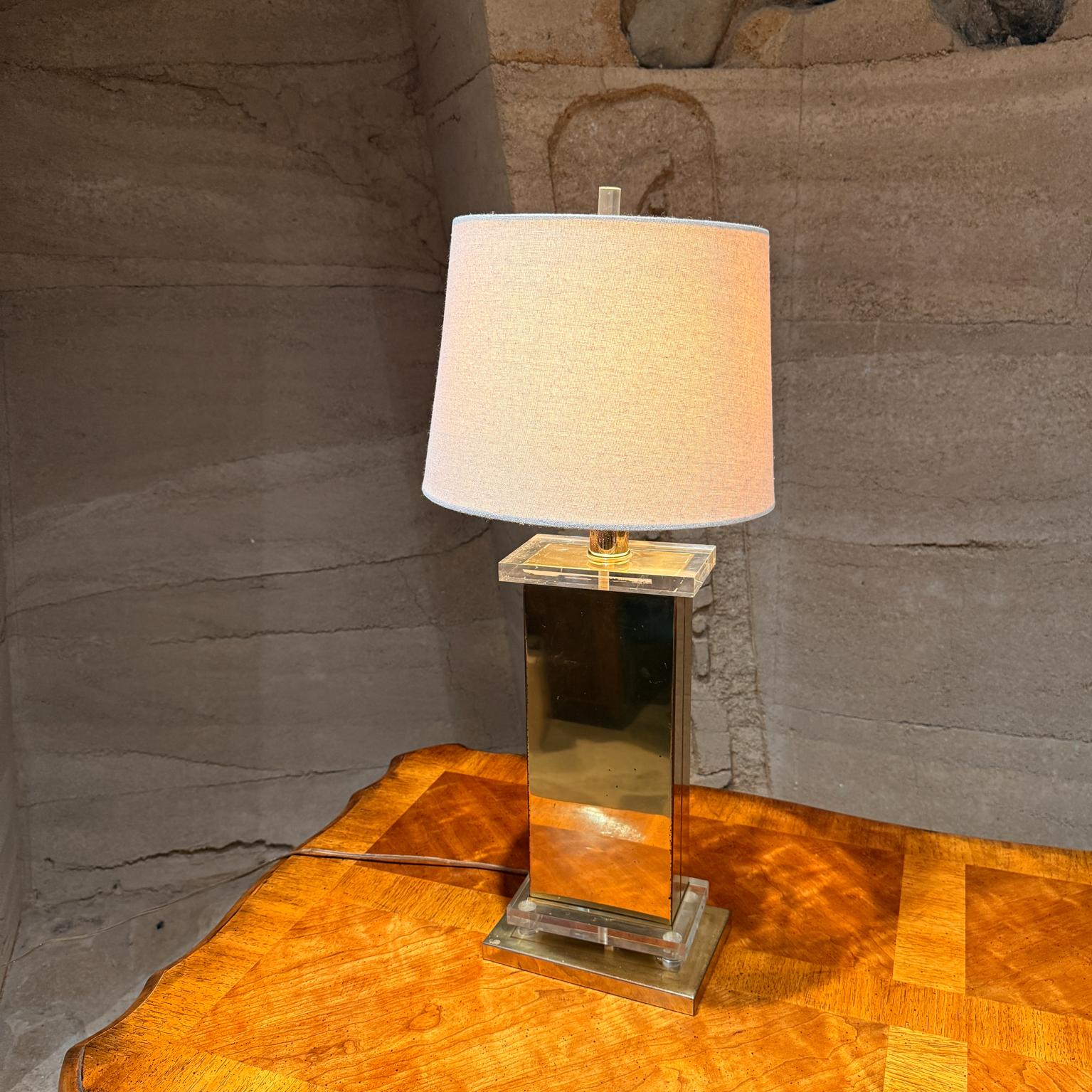 Fine XX secolo Lampada da tavolo italiana in ottone e lucite degli anni '70, stile Romeo Rega in vendita