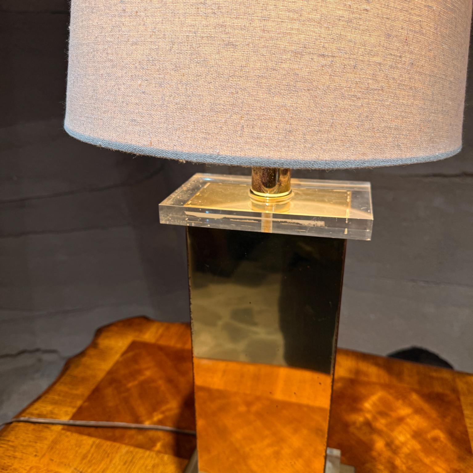 Ottone Lampada da tavolo italiana in ottone e lucite degli anni '70, stile Romeo Rega in vendita