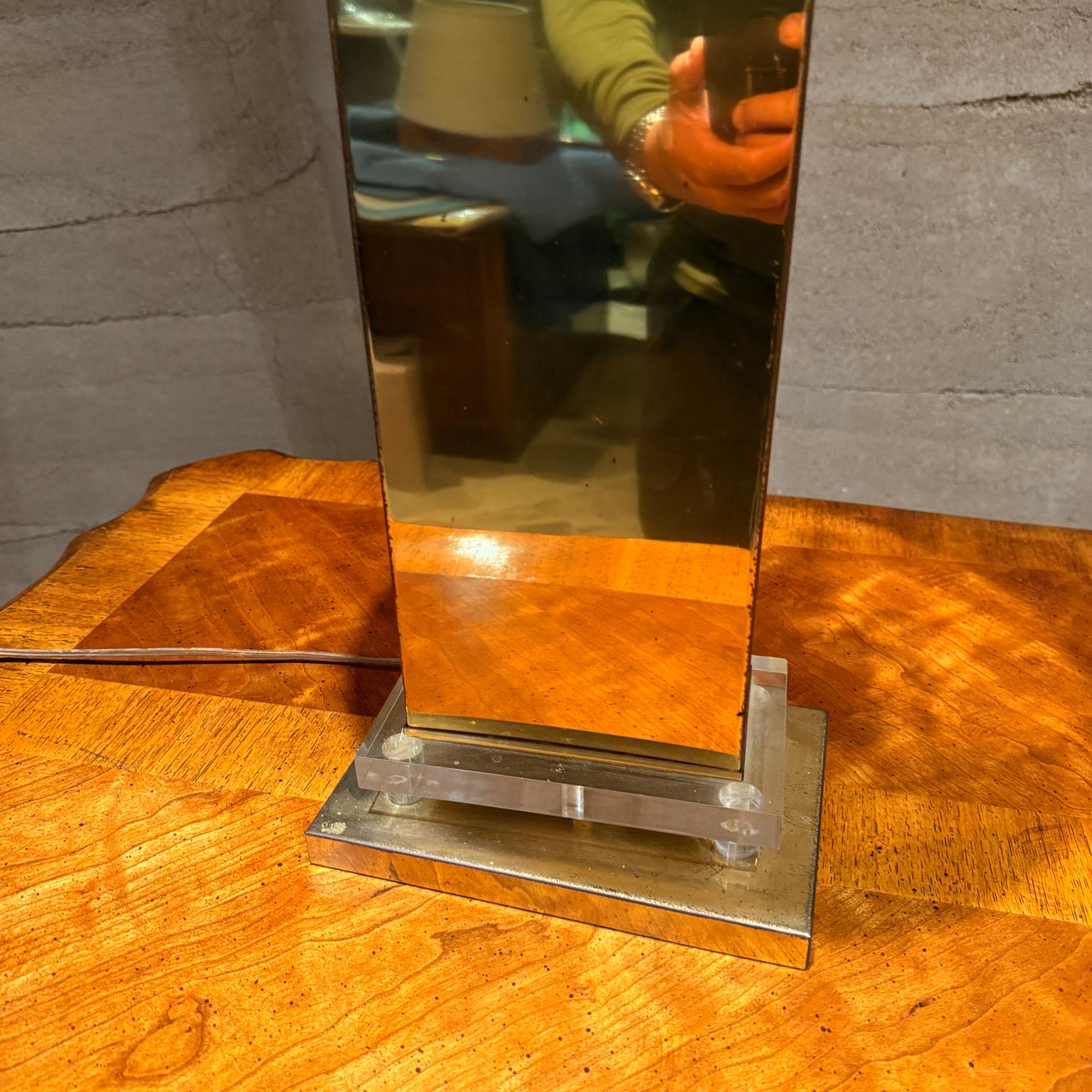 Lampada da tavolo italiana in ottone e lucite degli anni '70, stile Romeo Rega in vendita 1