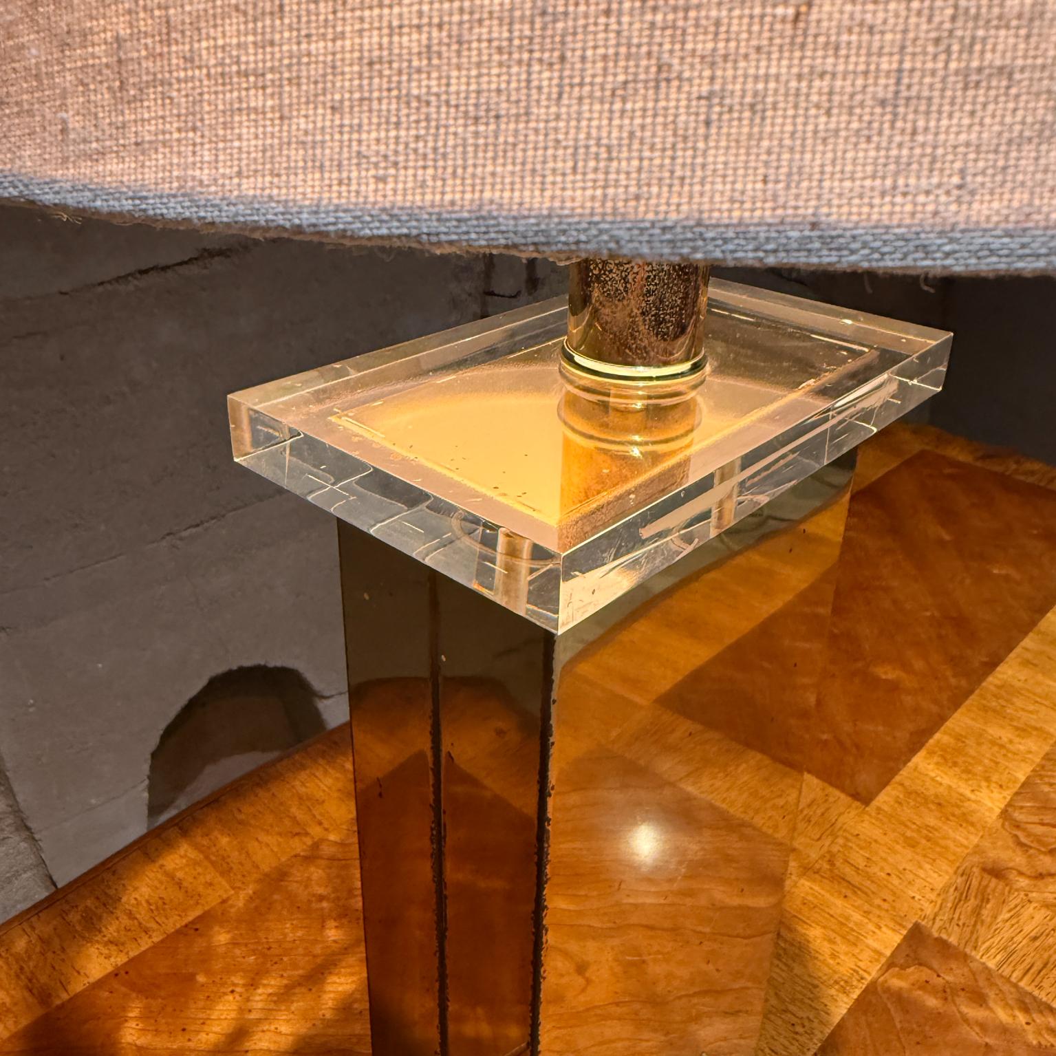 Lampada da tavolo italiana in ottone e lucite degli anni '70, stile Romeo Rega in vendita 2