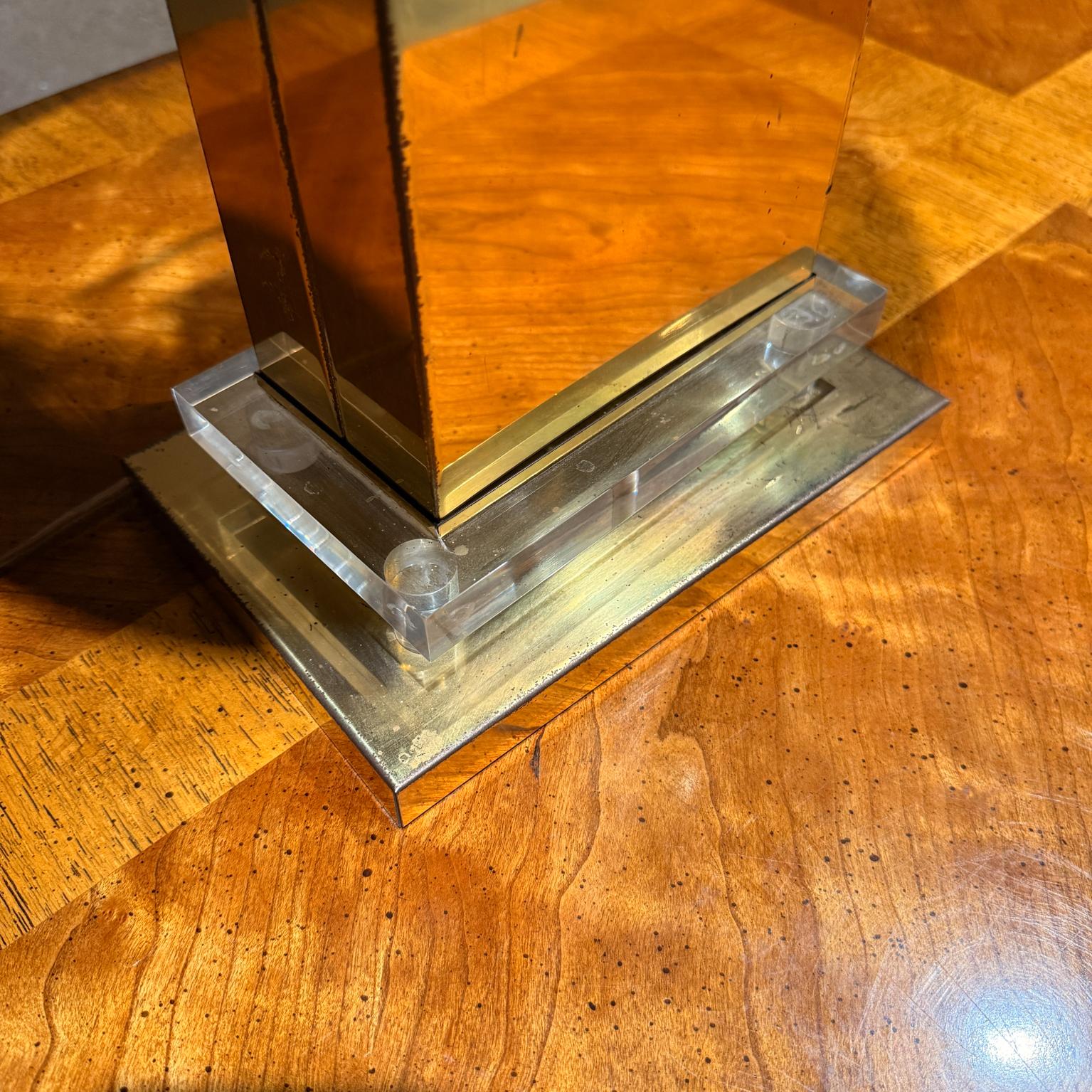 Lampada da tavolo italiana in ottone e lucite degli anni '70, stile Romeo Rega in vendita 3
