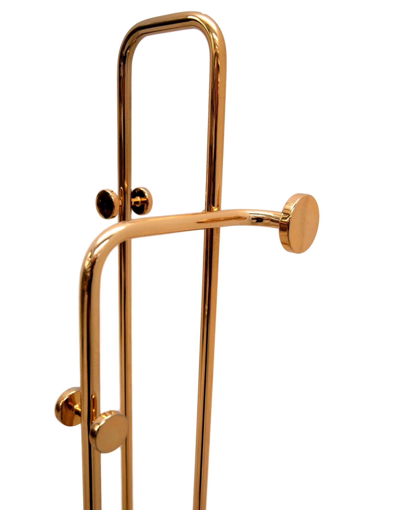 Vintage 1970s Italian brass dressboy valet stand. A great piece that perfectly adds to every home decor the typical glitz, glamour and gold of Hollywood Regency style with its metallic golden accents and luscious lines and curves as expressed by