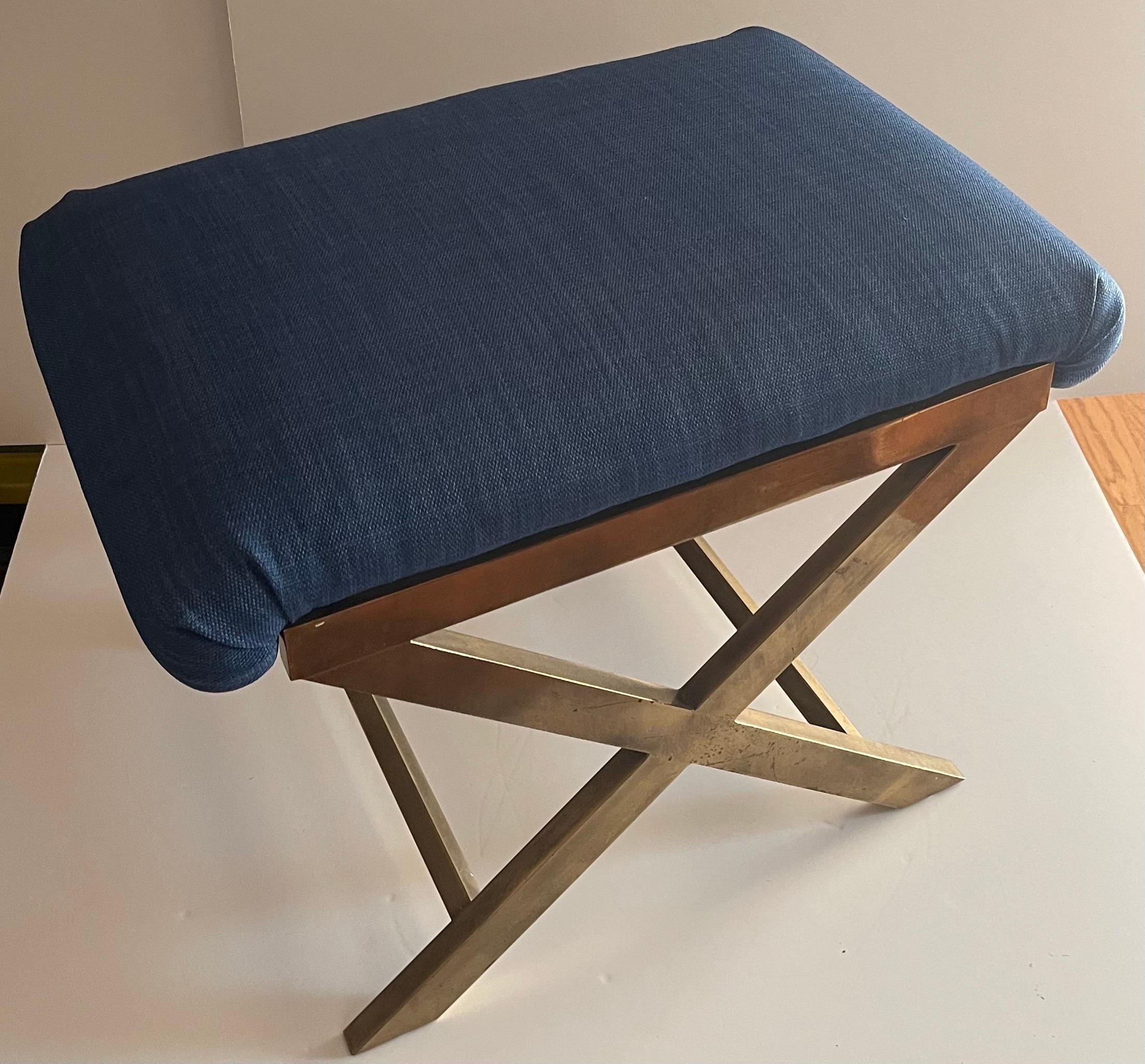 1970er Jahre X-Bank aus poliertem Messing. Neu gepolstert mit mittelblauem Performance-Stoff von Kravet. 
Kein Herstellerzeichen oder Brandstempel. Die Bank ist schwer und gut verarbeitet.