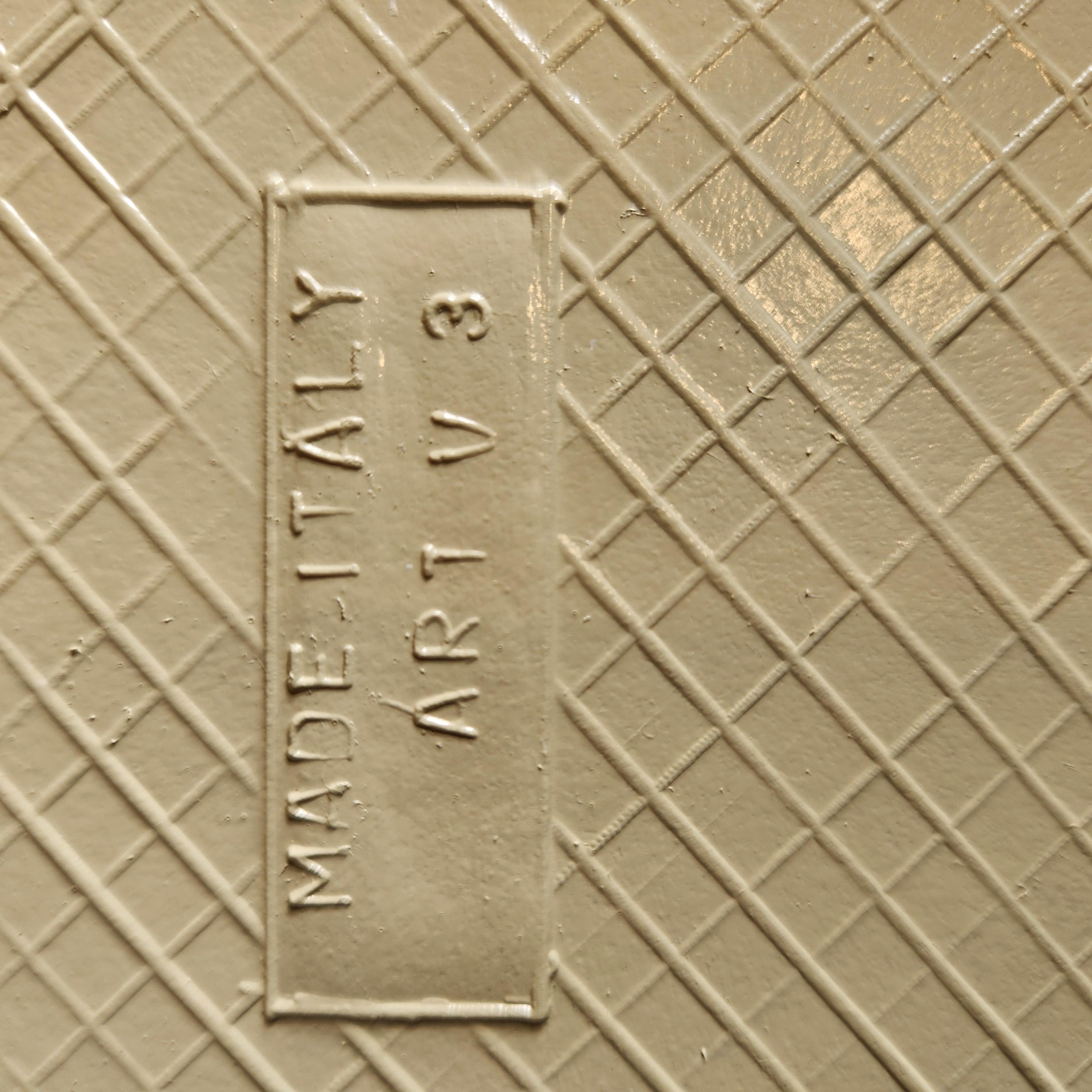 Bandeja de mayordomo italiana de los años 70 pintada a mano en blanco antiguo Italiano