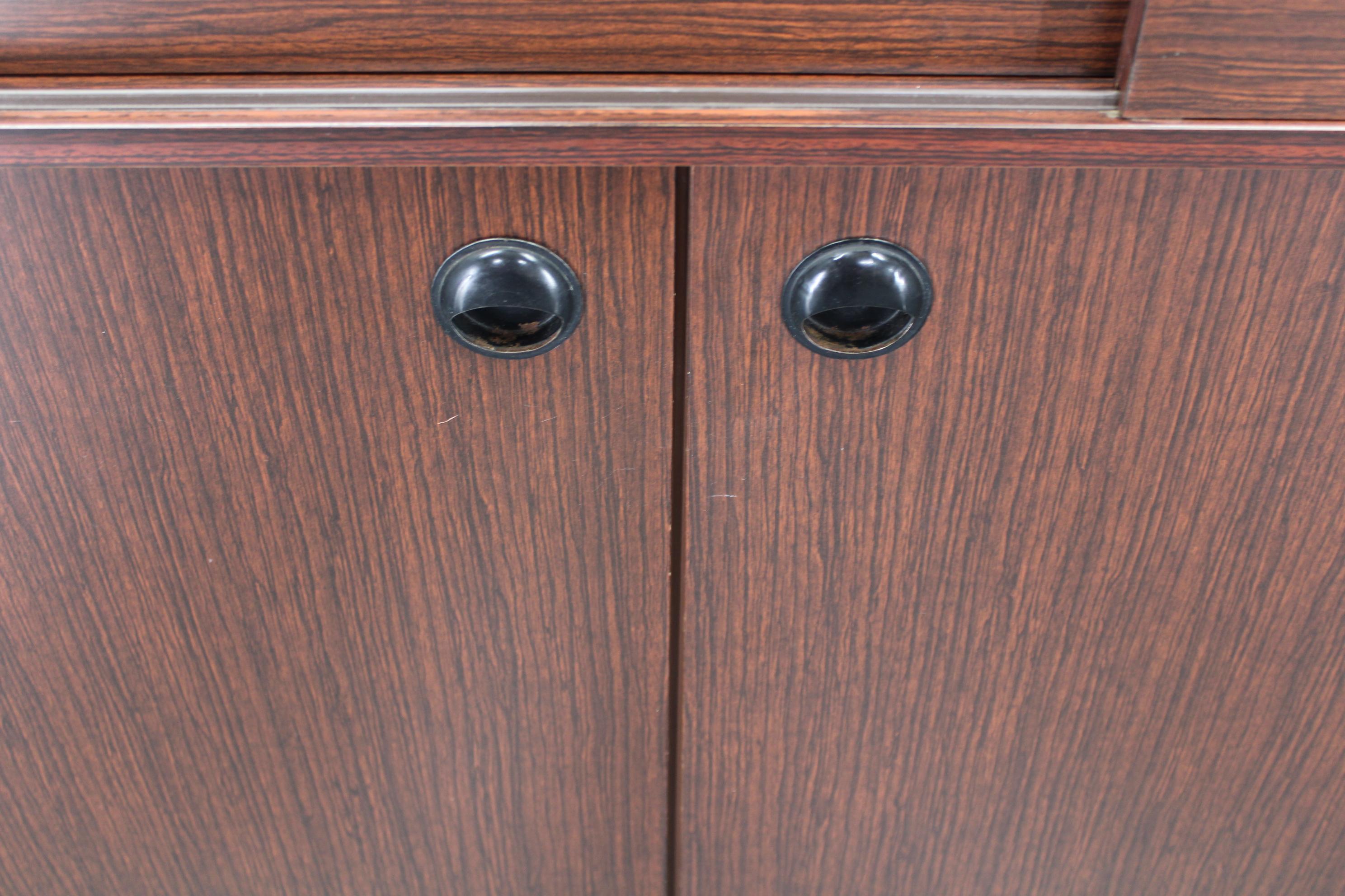 Armoire italienne des années 1970 avec portes coulissantes en vente 4