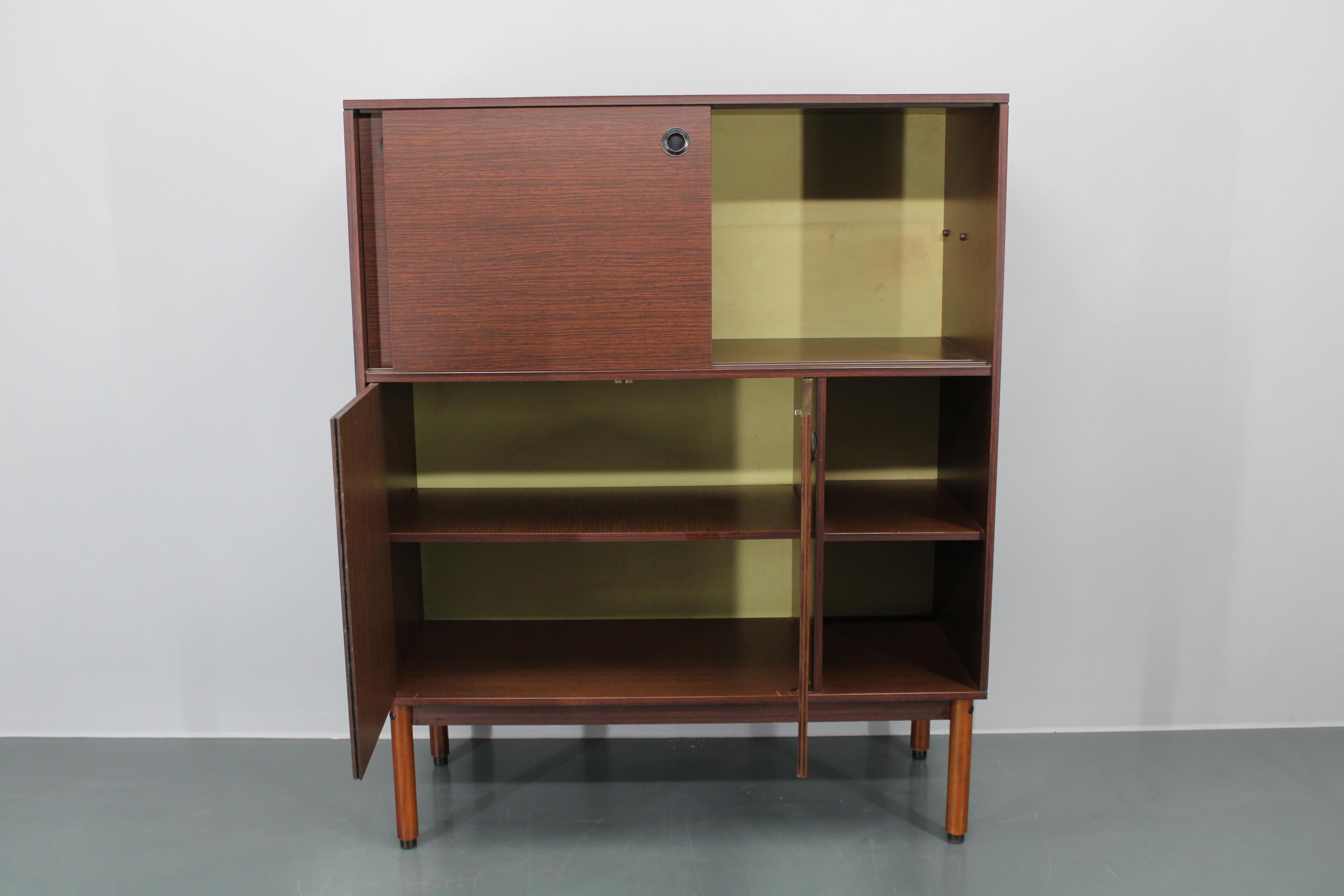 Armoire italienne des années 1970 avec portes coulissantes en vente 7