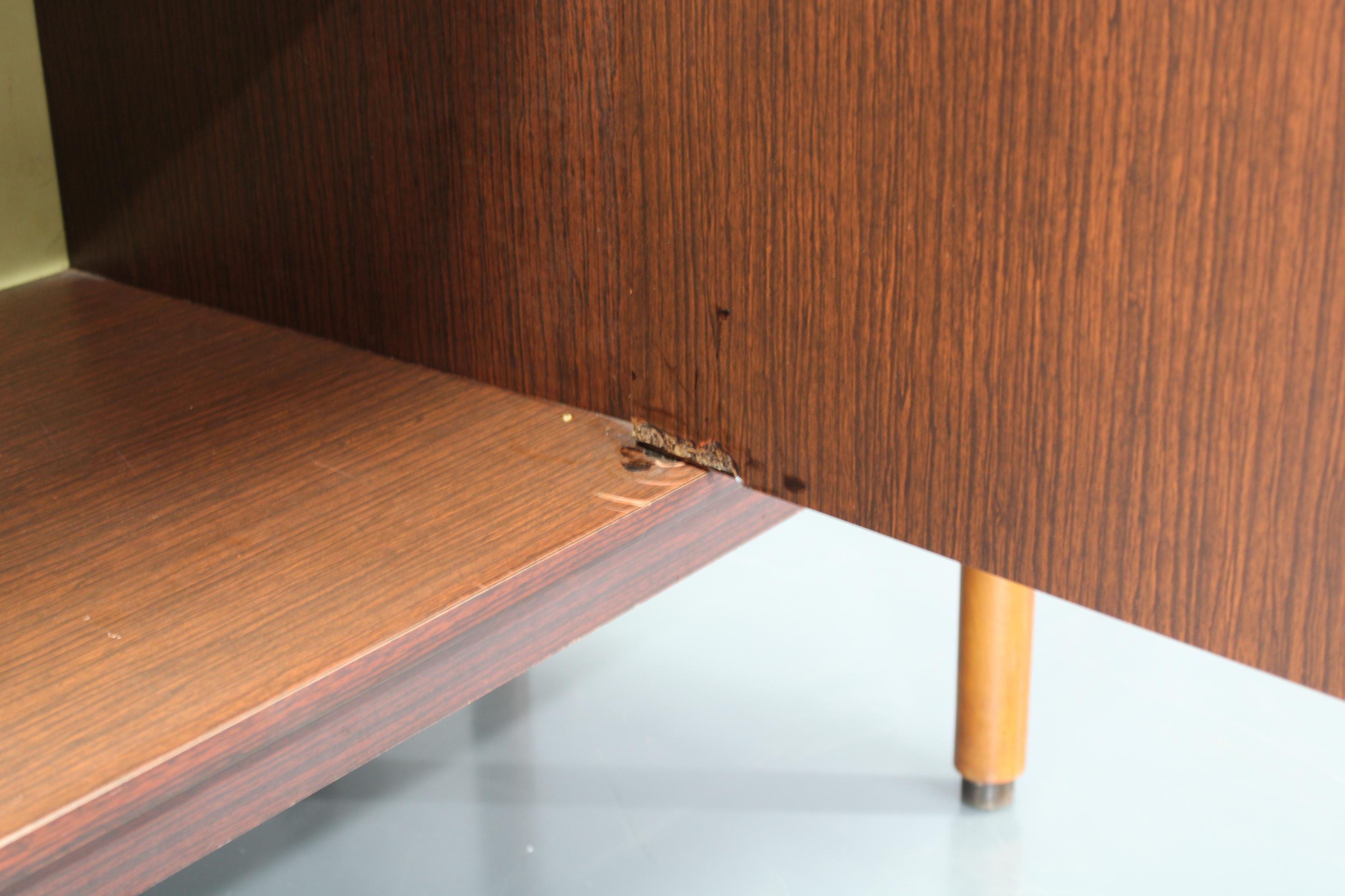 Armoire italienne des années 1970 avec portes coulissantes en vente 8