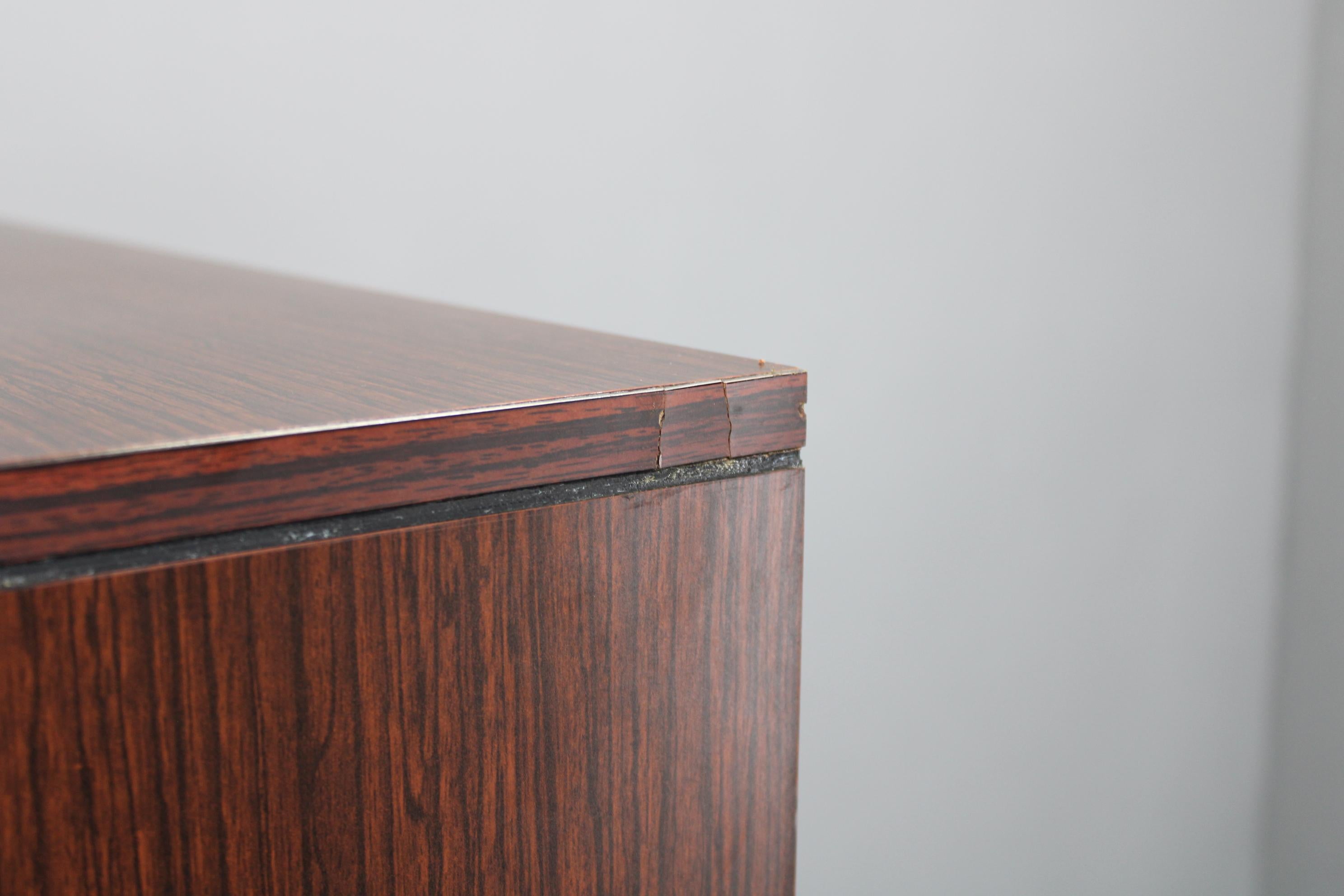 Armoire italienne des années 1970 avec portes coulissantes en vente 10