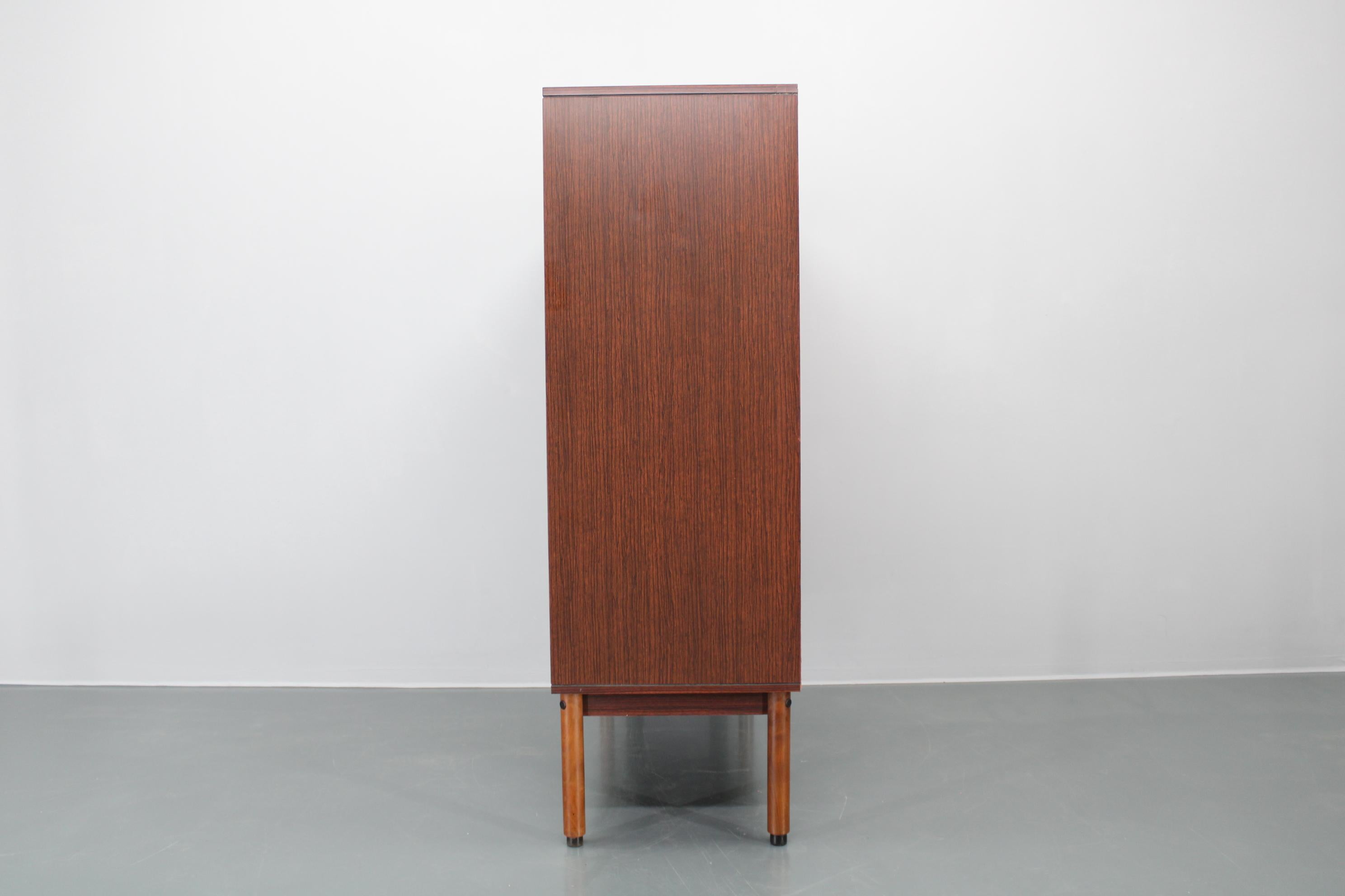 Armoire italienne des années 1970 avec portes coulissantes Bon état - En vente à Praha, CZ