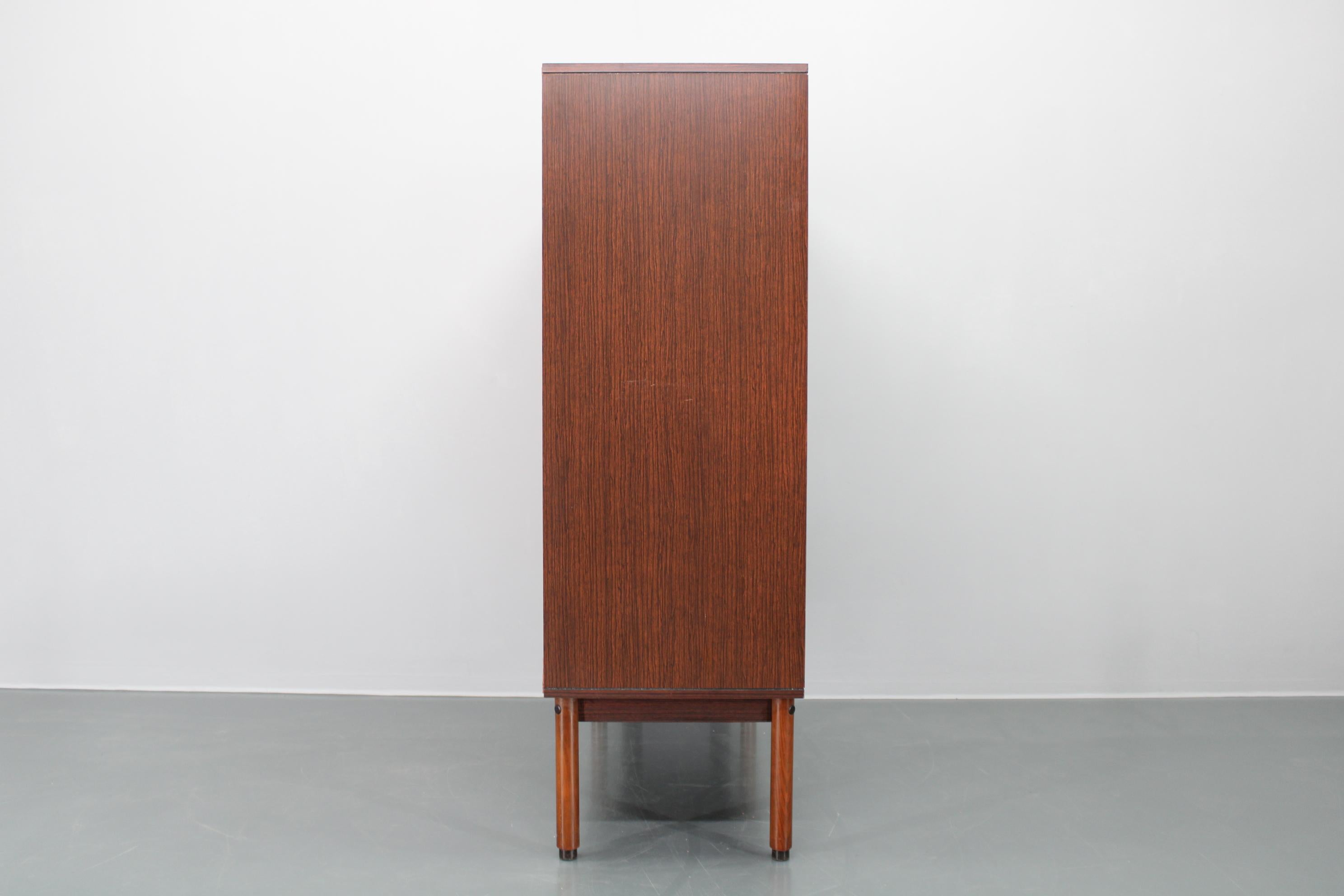 Stratifié Armoire italienne des années 1970 avec portes coulissantes en vente
