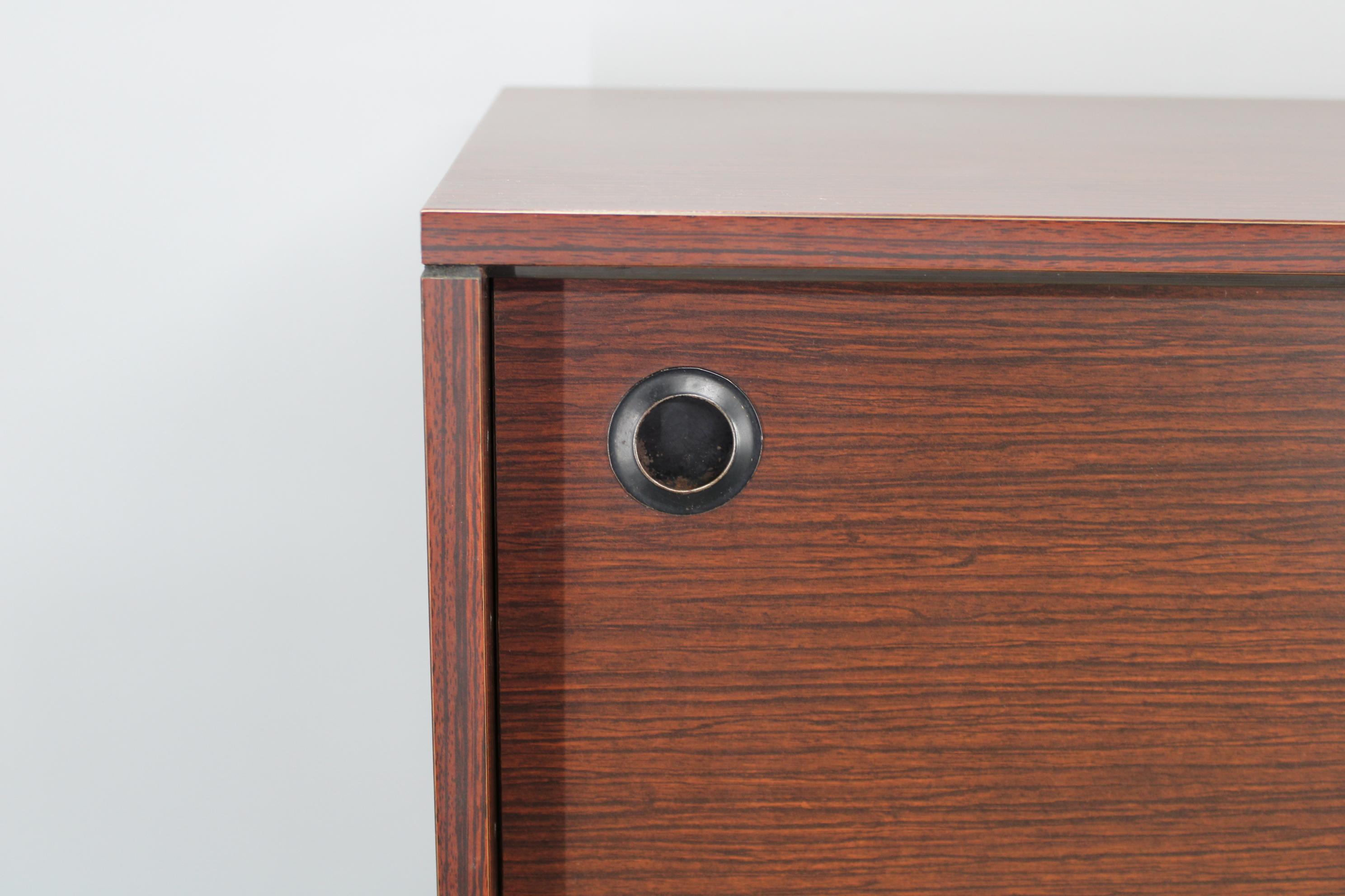 Armoire italienne des années 1970 avec portes coulissantes en vente 1