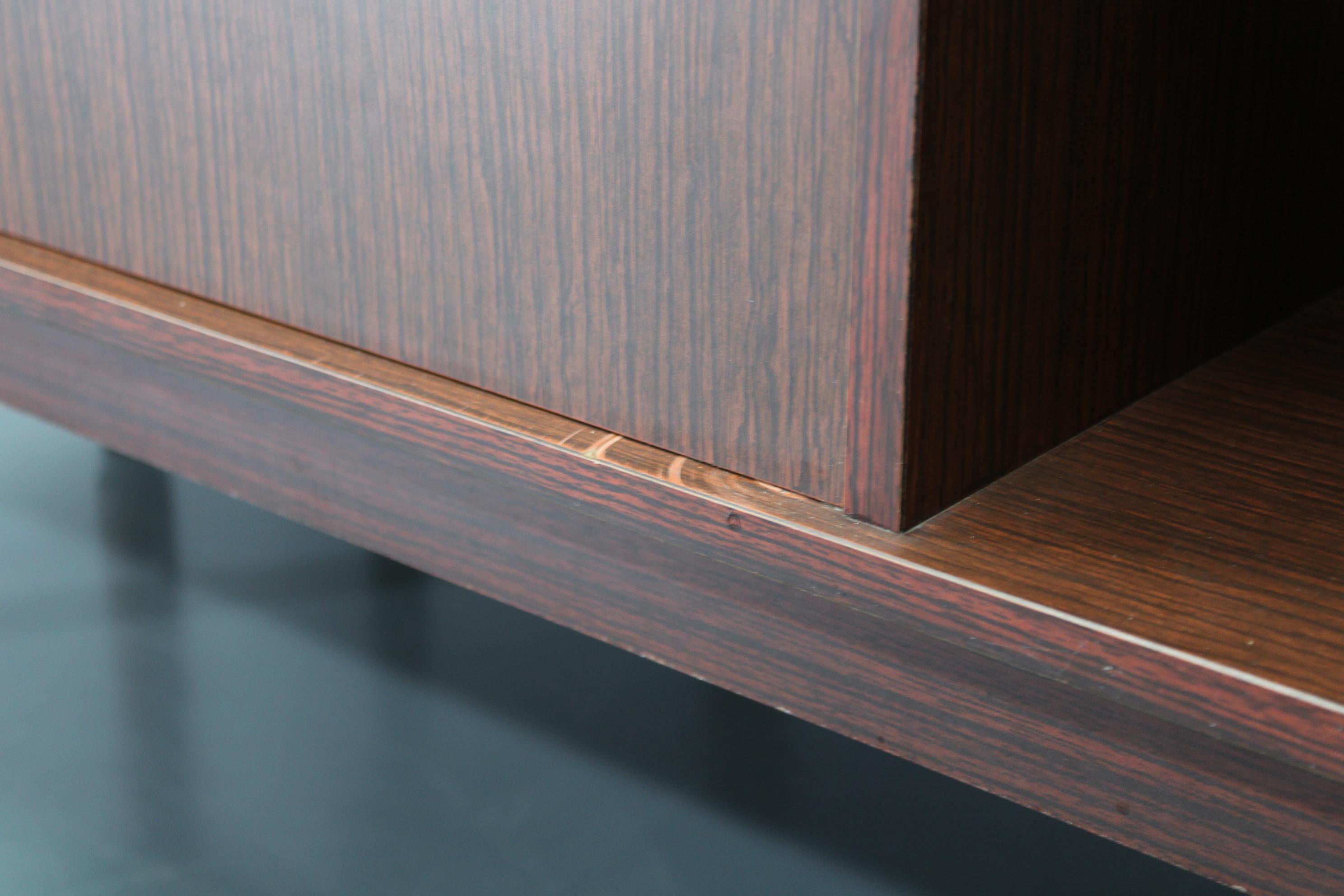 Armoire italienne des années 1970 avec portes coulissantes en vente 2