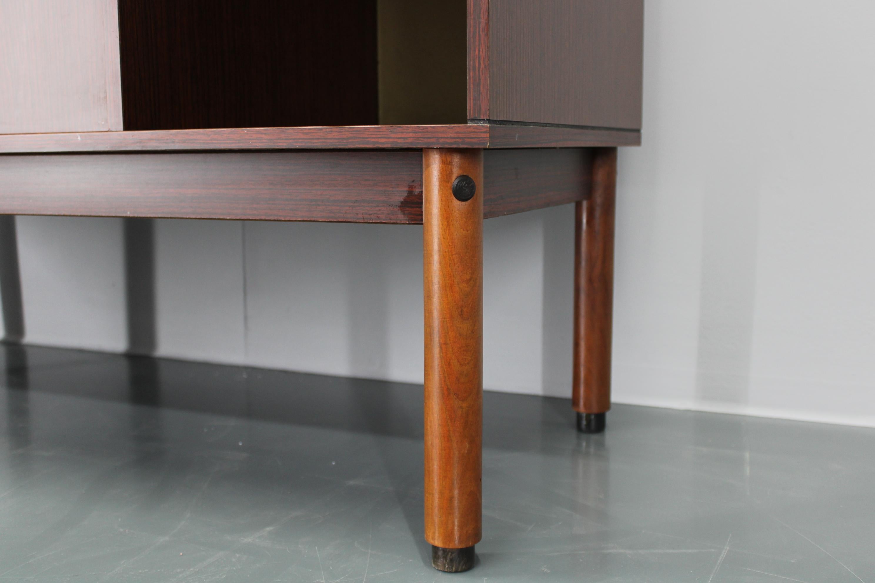 Armoire italienne des années 1970 avec portes coulissantes en vente 3