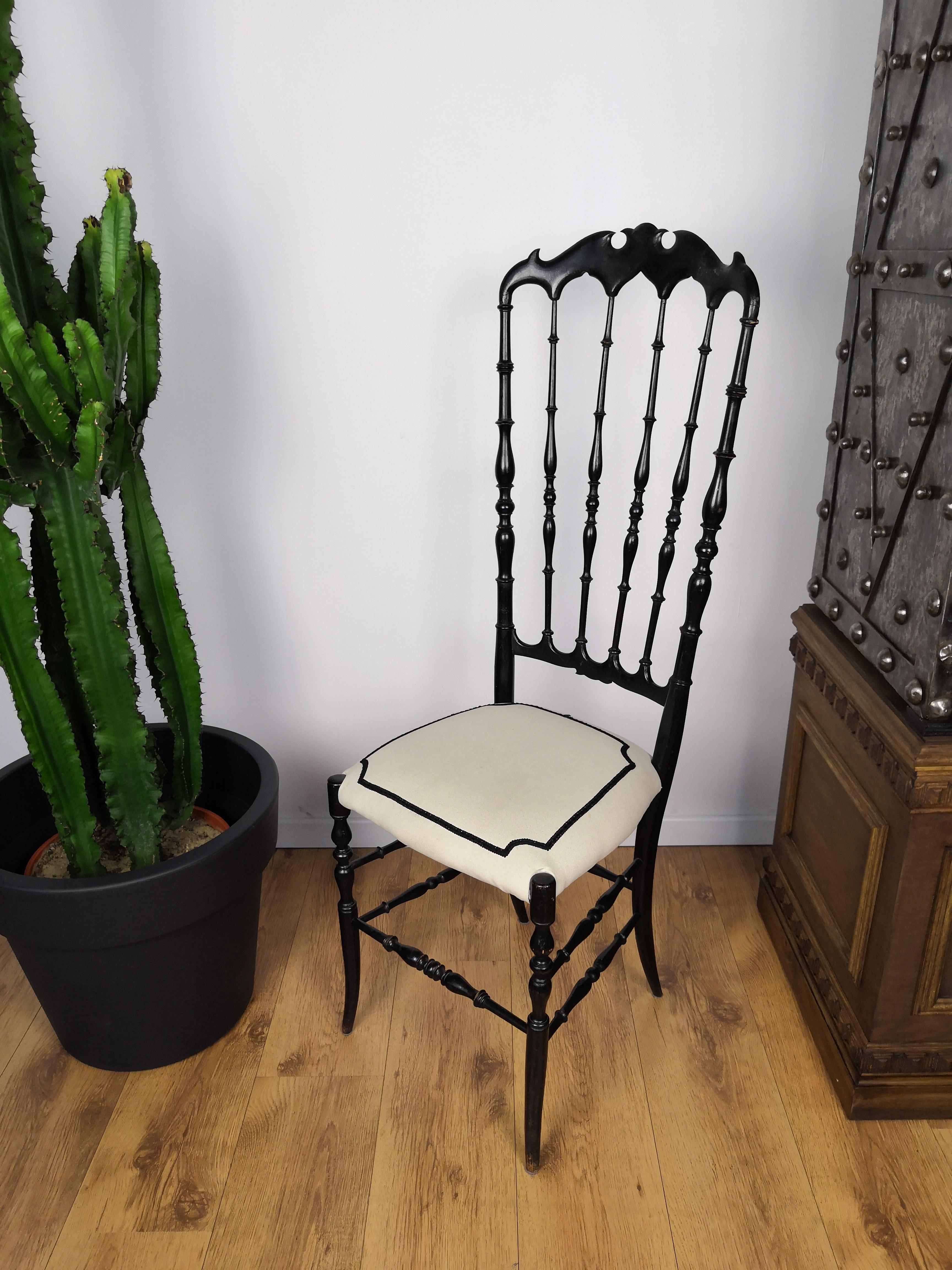 1970s Italian Carved Wood Black Chiavari Chair in Contemporary Modern Upholstery In Good Condition In Carimate, Como