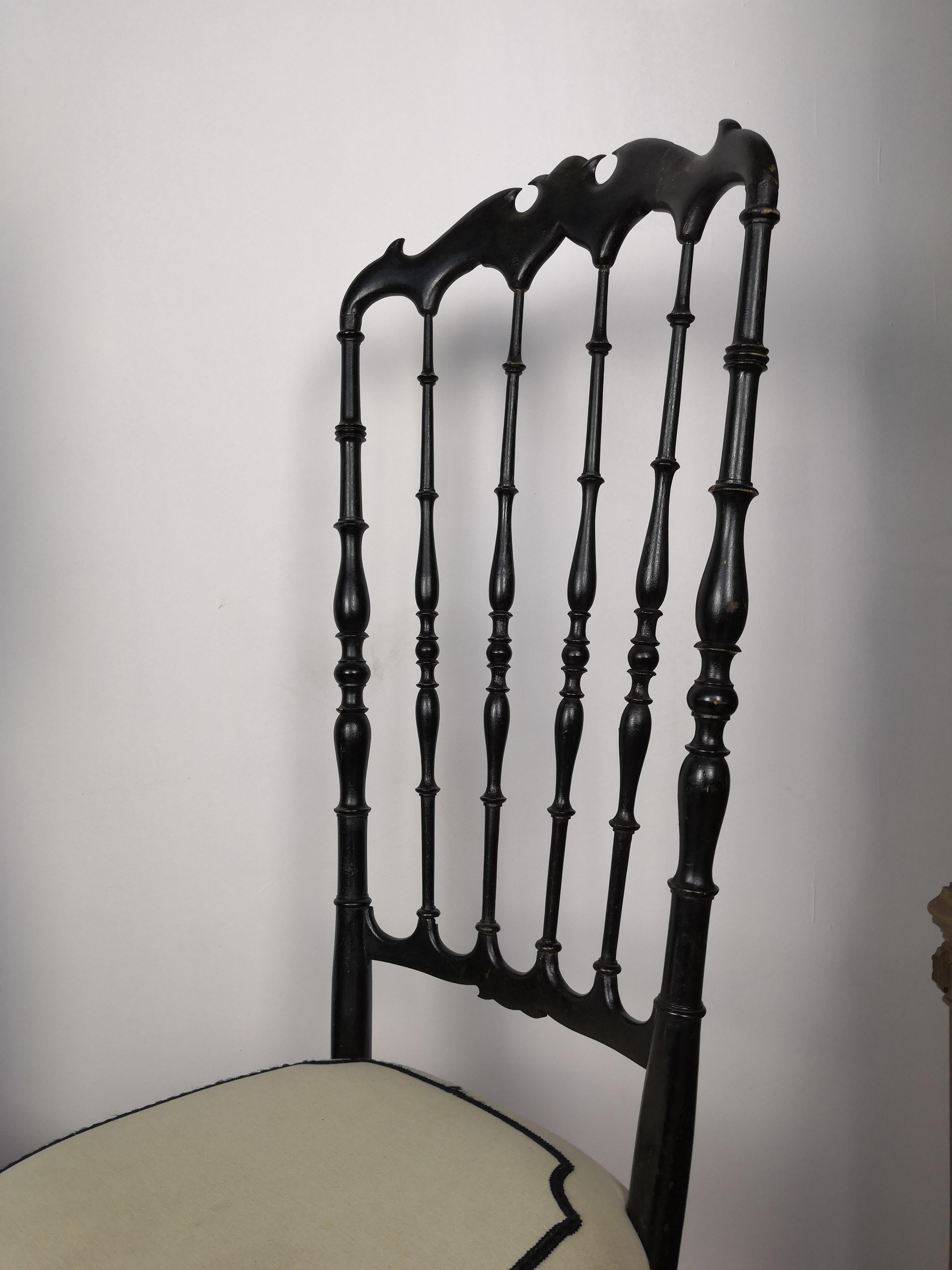 1970s Italian Carved Wood Black Chiavari Chair in Contemporary Modern Upholstery (Holz)