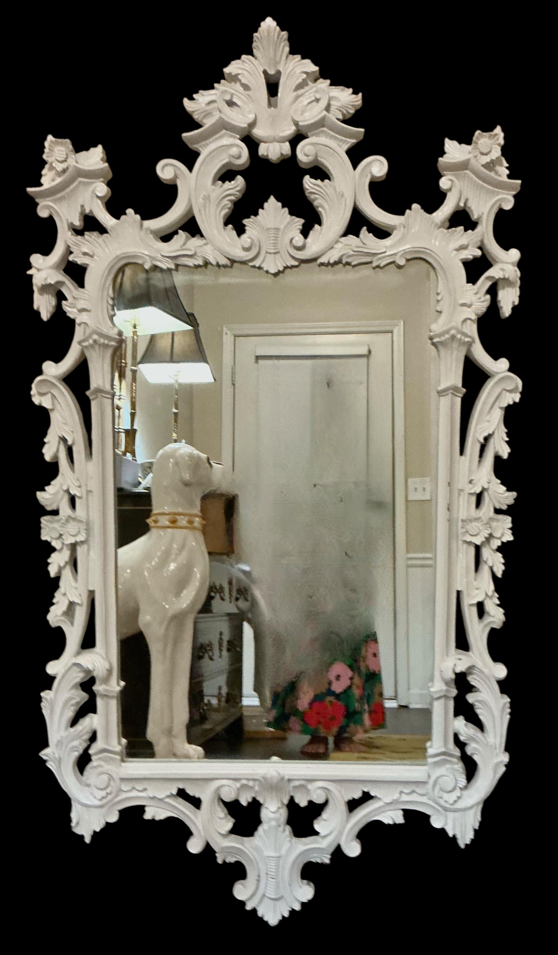 Si tratta di uno specchio cinese intagliato in stile Chippendale con finitura laccata bianca. È in ottime condizioni e non presenta segni di usura. È italiana e risale agli anni '70.