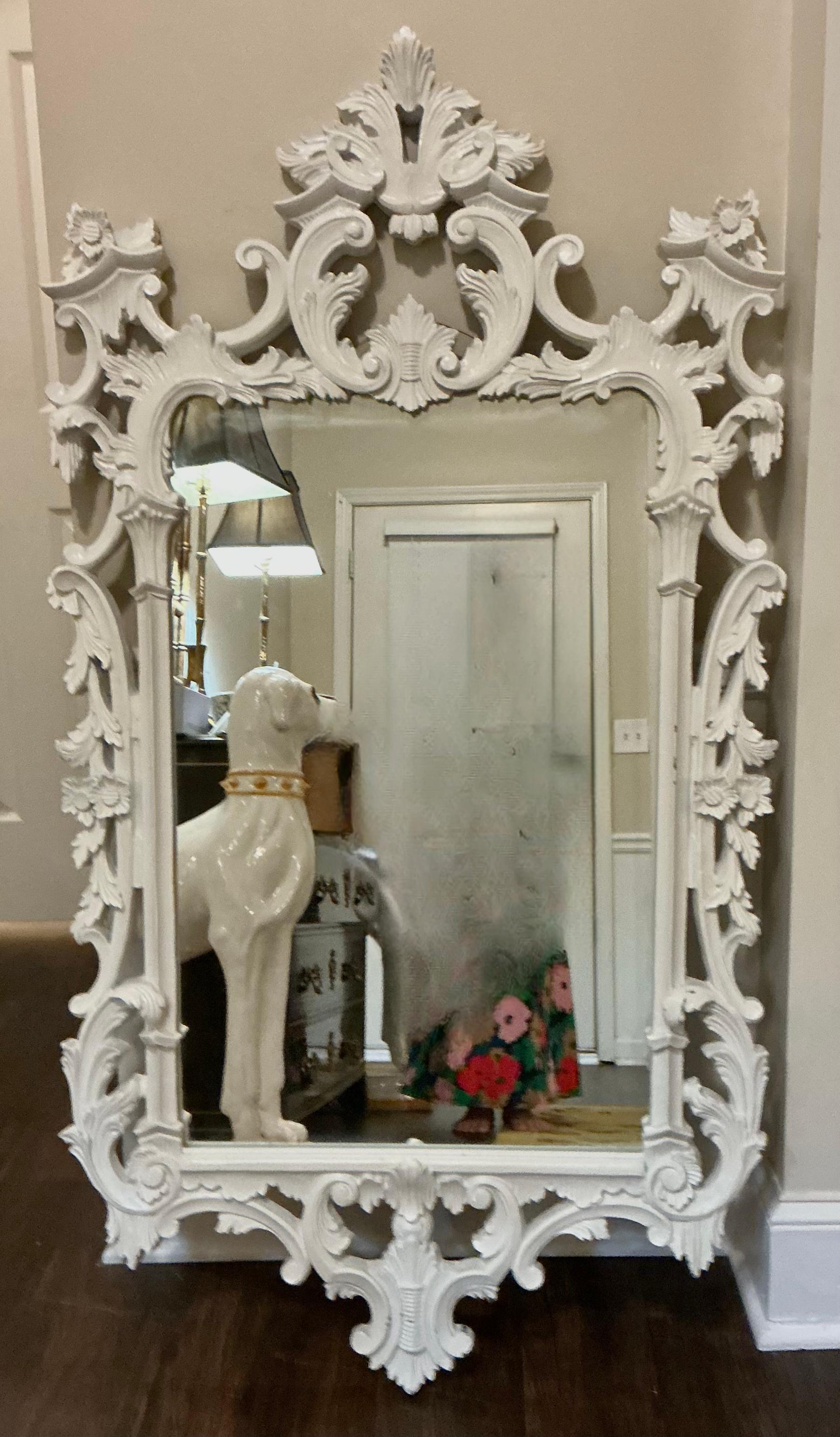 Specchio da parete italiano anni '70 in legno intagliato e composizione in stile Chippendale In condizioni buone in vendita a Kennesaw, GA