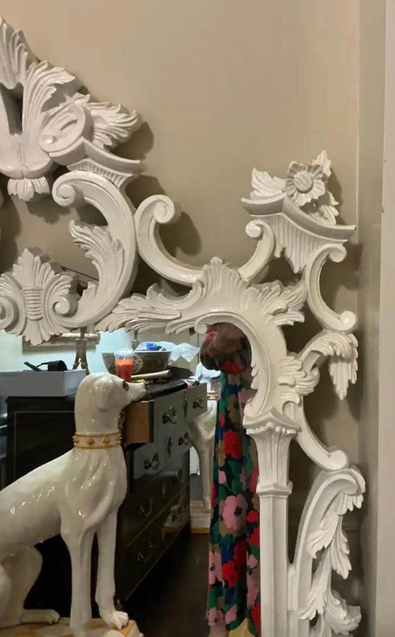 Espejo de pared italiano de los años 70 de madera tallada y composición estilo Chippendale en Bueno estado para la venta en Kennesaw, GA
