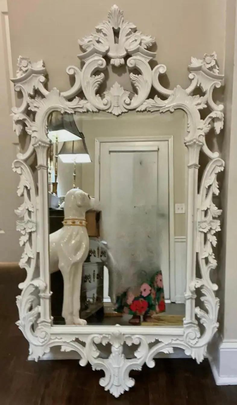 Espejo de pared italiano de los años 70 de madera tallada y composición estilo Chippendale siglo XX en venta